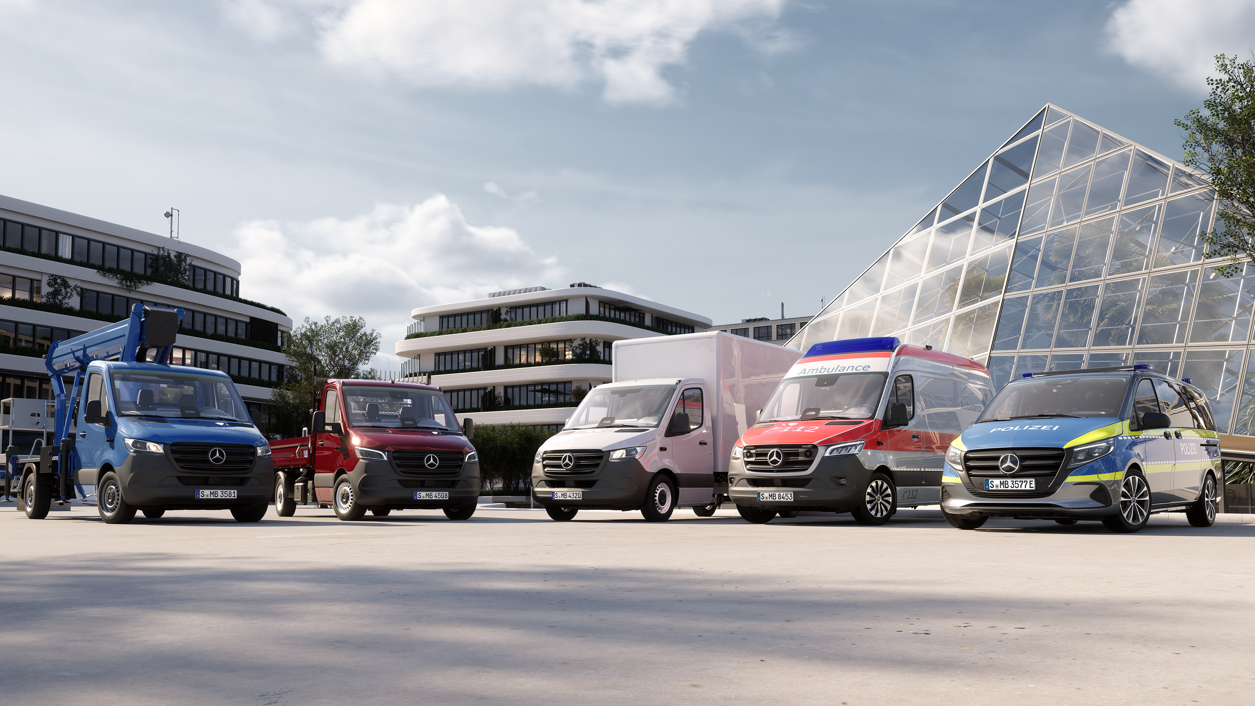 Drei verschiedene Transportermodelle mit verschiedenen Aufbauten vor einer Glaspyramide.