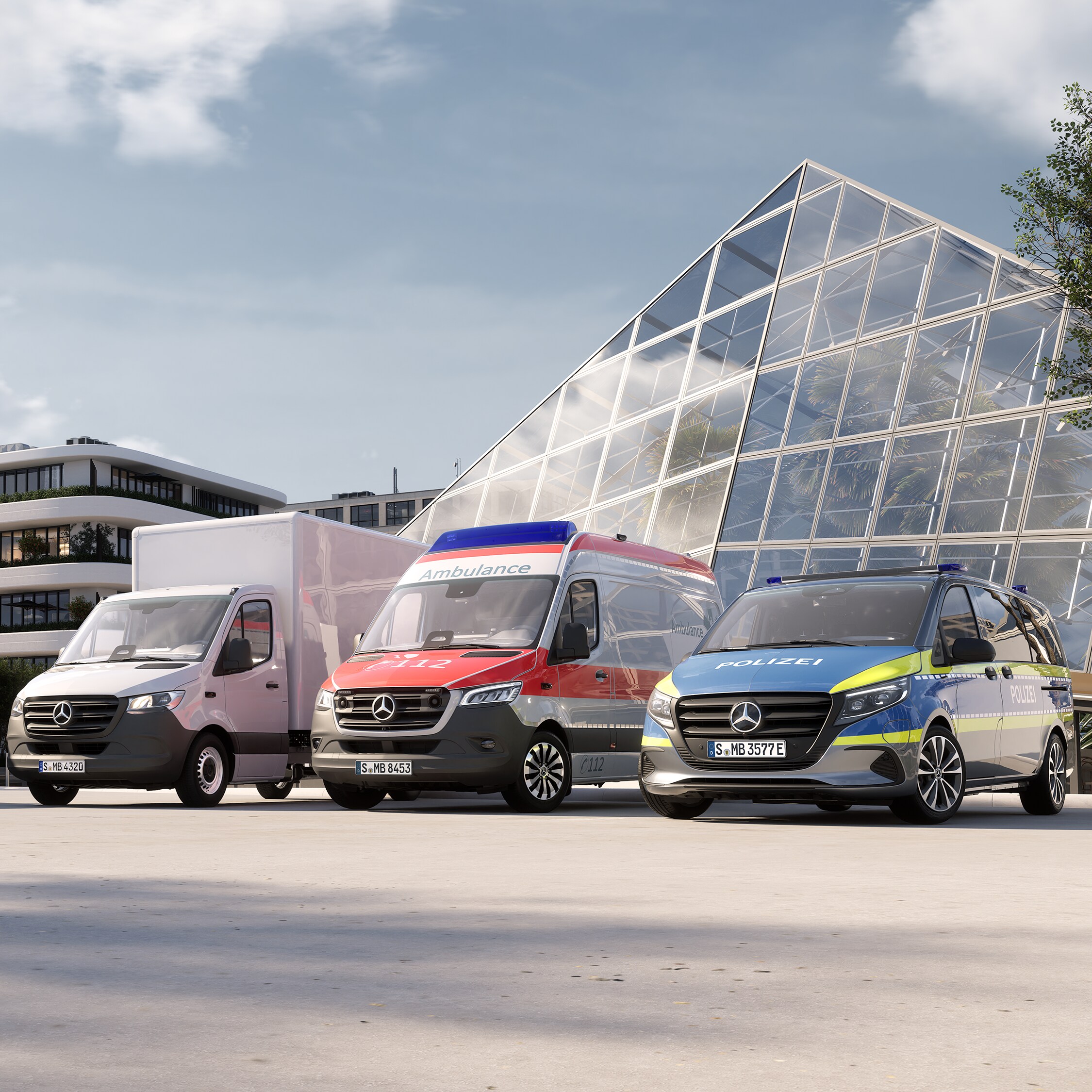 Drei verschiedene Transportermodelle mit verschiedenen Aufbauten vor einer Glaspyramide.