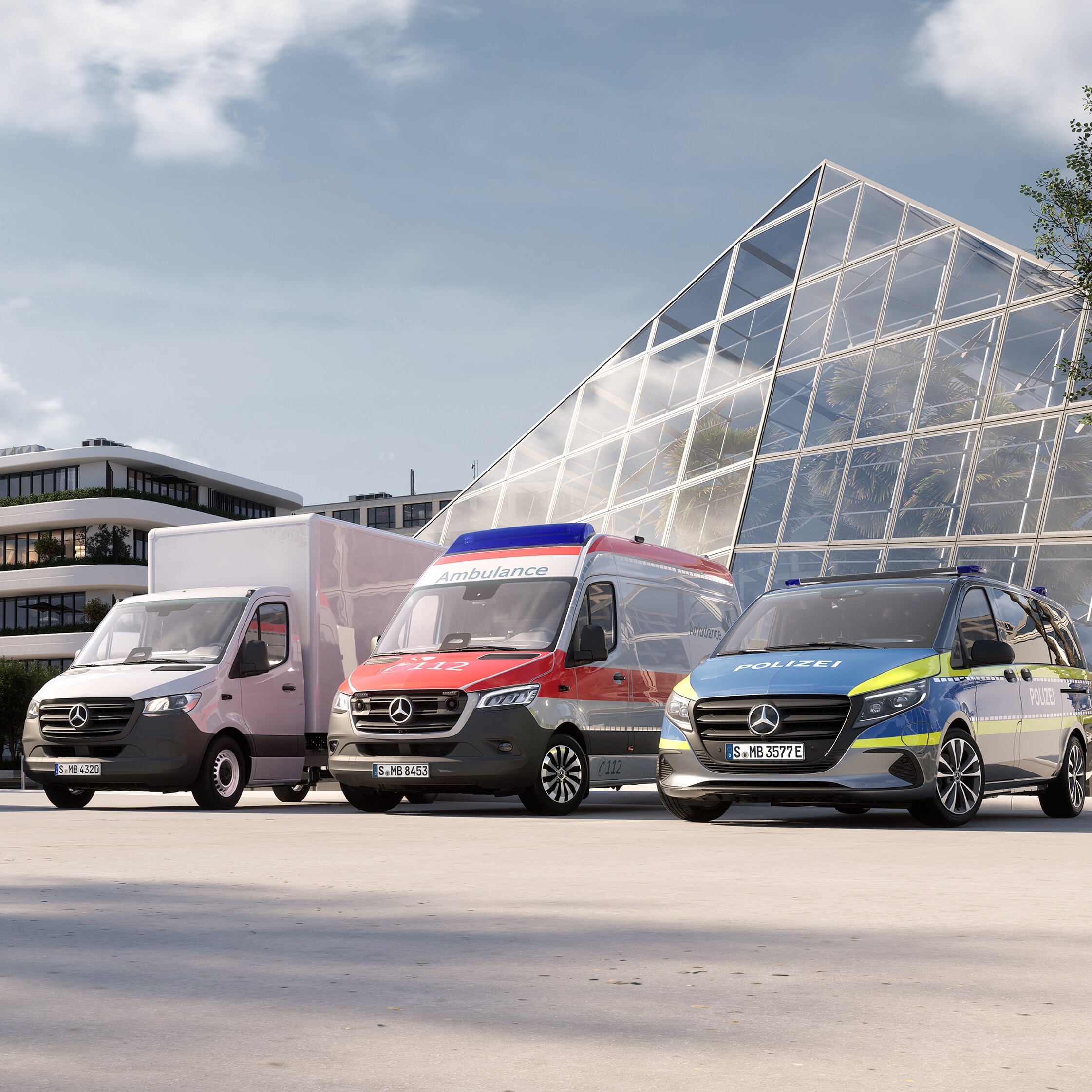 Drei verschiedene Transportermodelle mit verschiedenen Aufbauten vor einer Glaspyramide.