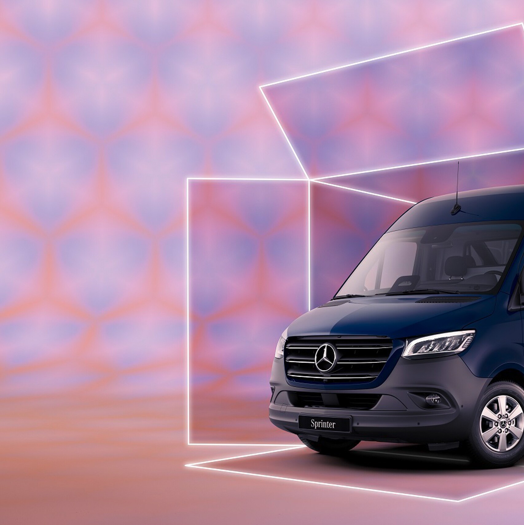 Mercedes-Benz Transporter in einer Kiste mit Aufschrift "Mercedes-Benz Store" auf einem rosa, grün, blau gecheckten Hintergrund.