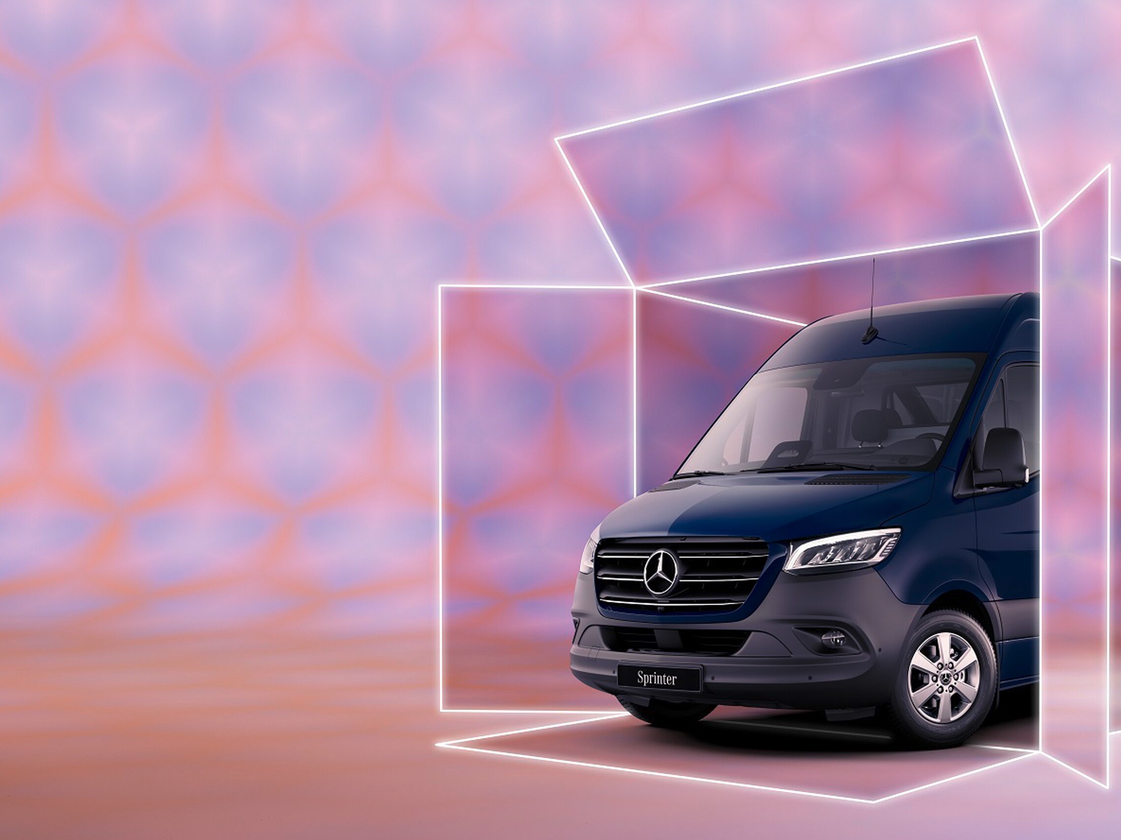 Mercedes-Benz Transporter in einer Kiste mit Aufschrift "Mercedes-Benz Store" auf einem rosa, grün, blau gecheckten Hintergrund.