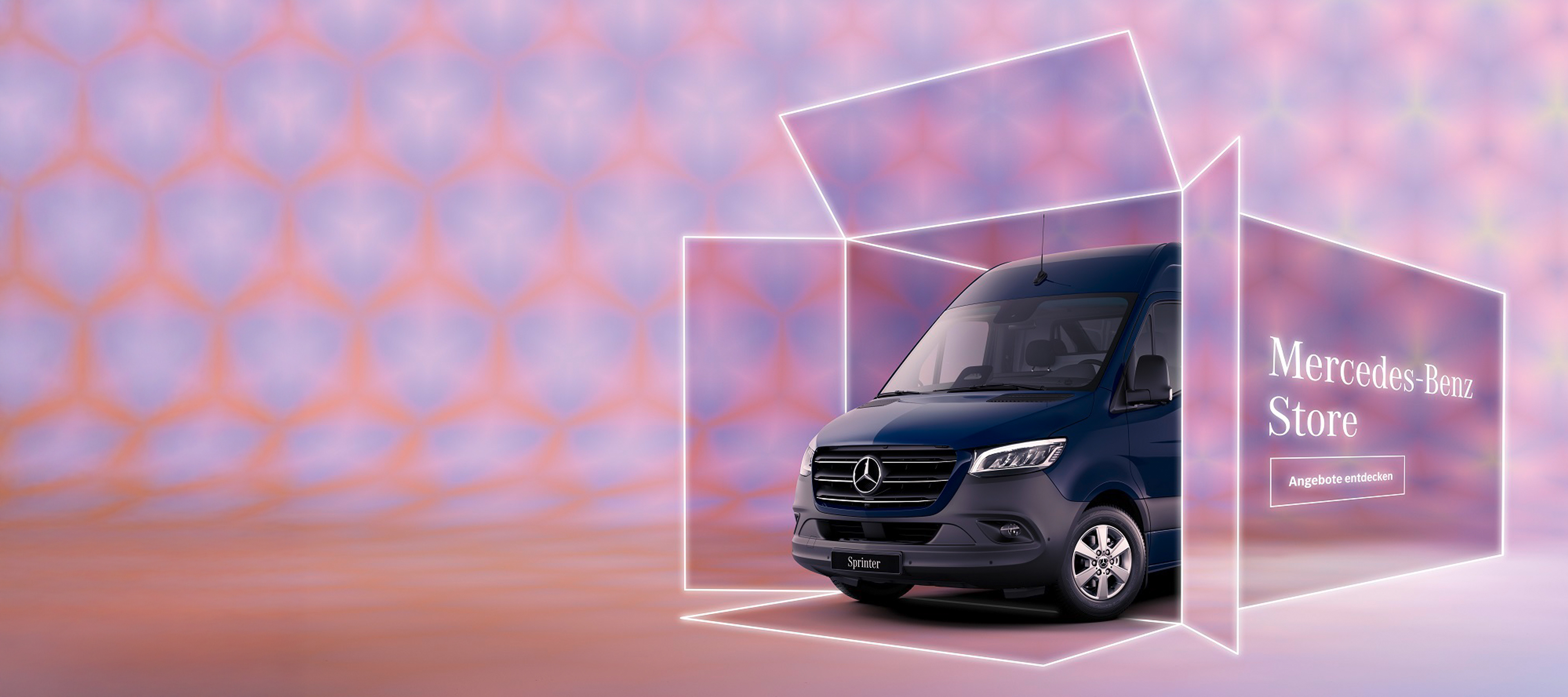 Fahrzeug-Angebote | Financial Service | Mercedes-Benz Transporter Mercedes-Benz Transporter in einer Kiste mit Aufschrift "Mercedes-Benz Store" auf einem rosa, grün, blau gecheckten Hintergrund.