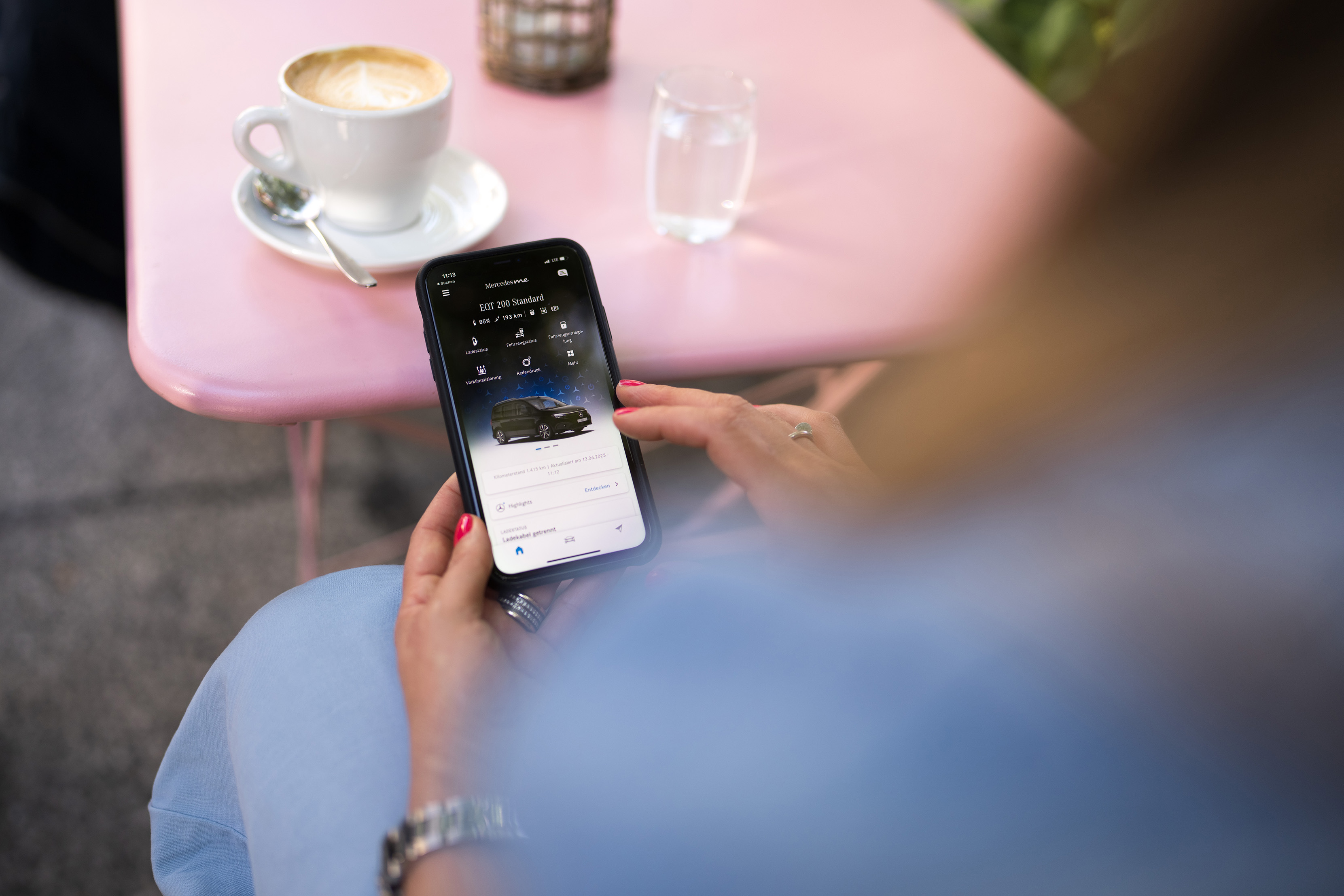 Neuwagen kaufen - so geht's! | Mercedes-Benz Eine Frau sitzt an einem Smartphone und konfiguriert ein Fahrzeug von Mercedes-Benz.