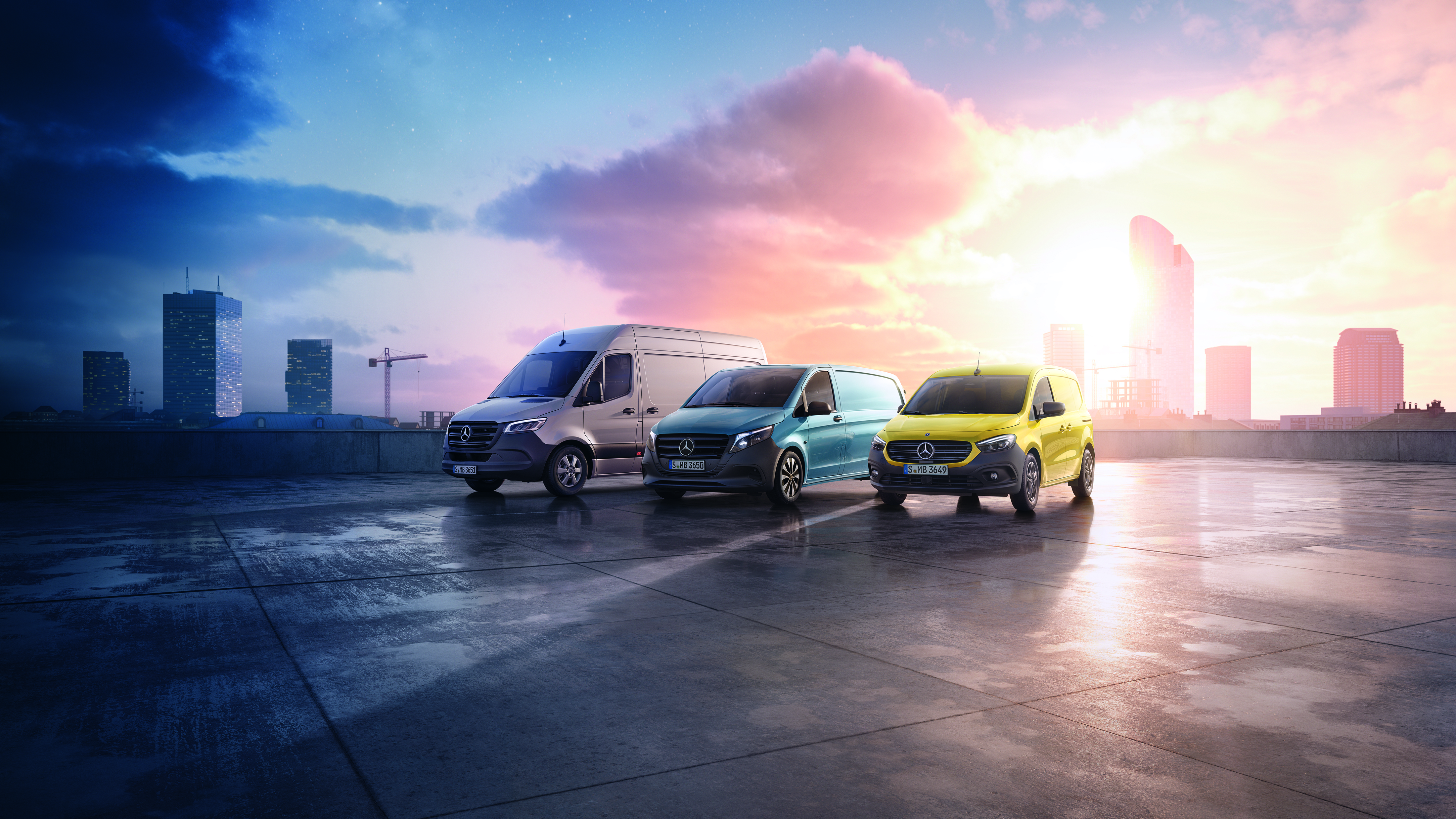 Neuwagen kaufen – so geht's | Mercedes-Benz Transporter. Drei Transportermodelle von Mercedes-Benz Transporter vor einer aufgehenden Sonne.