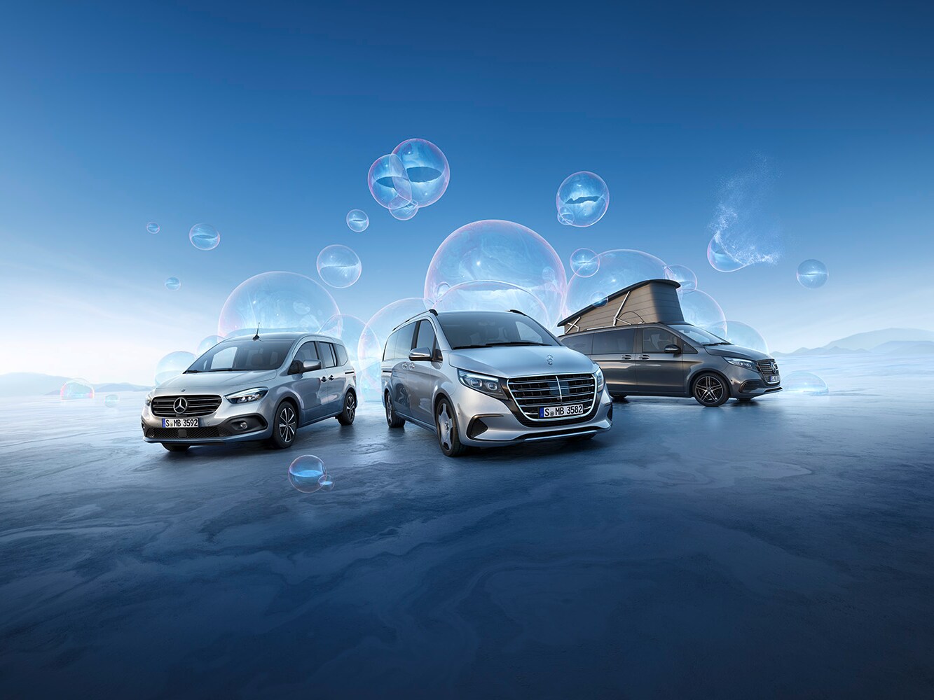 Drei Vans von Mercedes-Benz vor blauem Grund.
