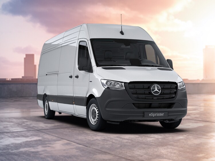 Ein weißer eSprinter vor einer aufgehenden Sonne.