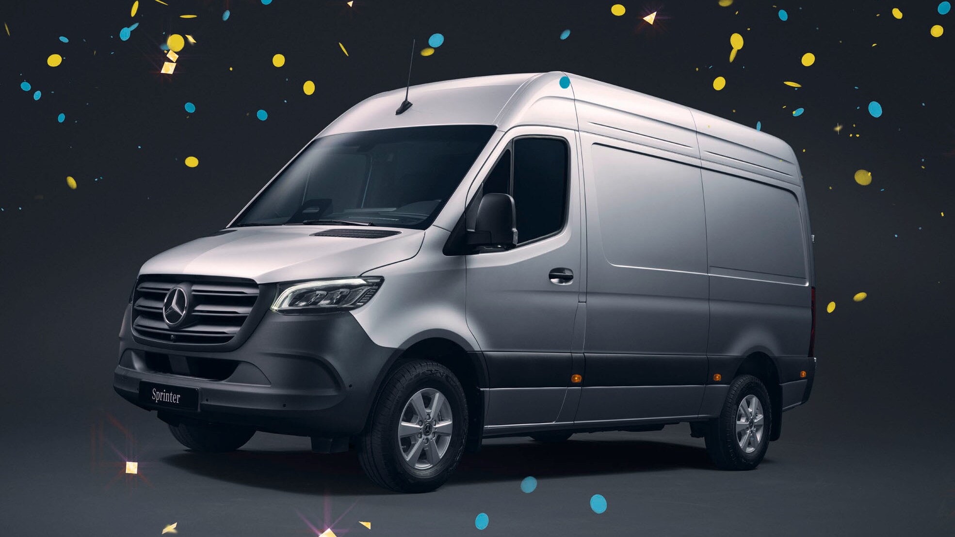 Die drei Mercedes-Benz Transporter Sprinter, Vito und Citan stehen unter einer Beton Brücke.