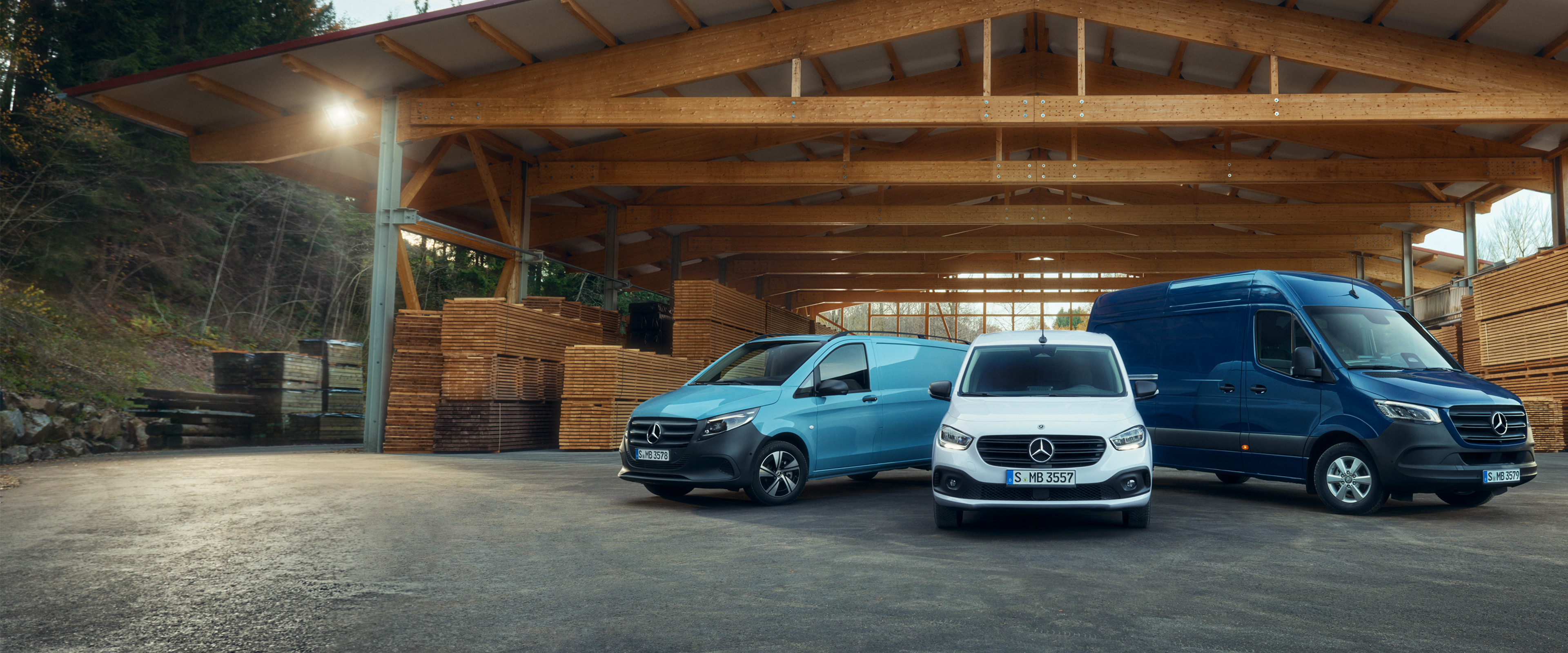 Transporter Highlights | Mercedes-Benz Sprinter-, Vito- und Citan Kastenwagen parkend unter einem Holzdach vor Holzpaletten