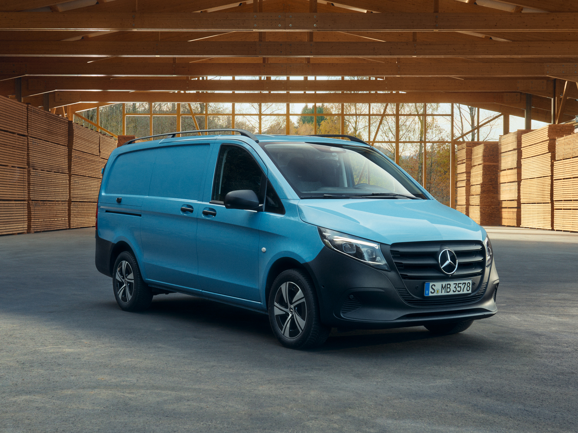 Vito Kastenwagen | Mercedes-Benz Transporter. Zwei Vito-Modell stehen auf einem leeren Parkplatz in der Sonne.