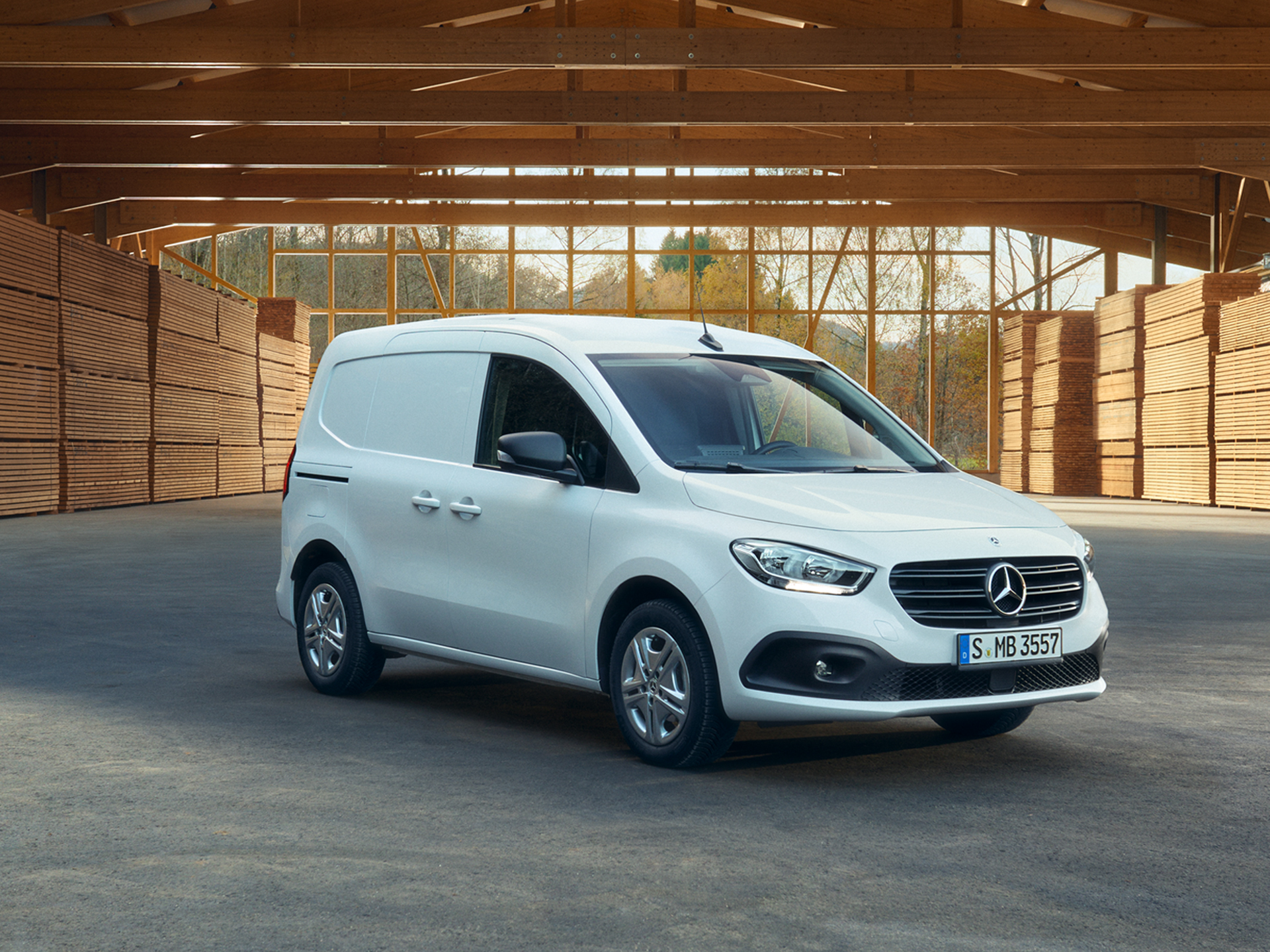 Transporter Highlights | Mercedes-Benz Ein weißer Citan Kastenwagen, parkend vor Holzpaletten.