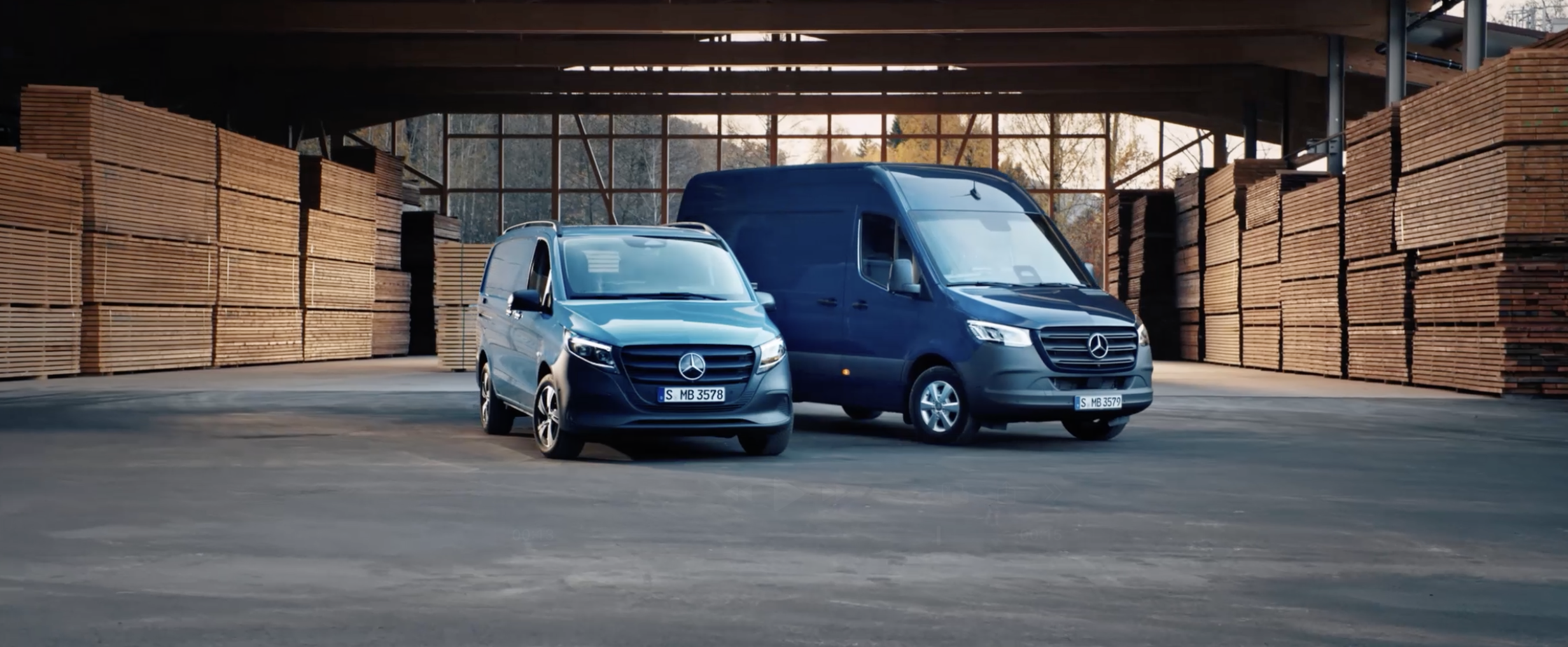 Transporter Highlights | Mercedes-Benz Mercedes-Benz Sprinter Transporter in einer Vertragspartner Werkstatt.