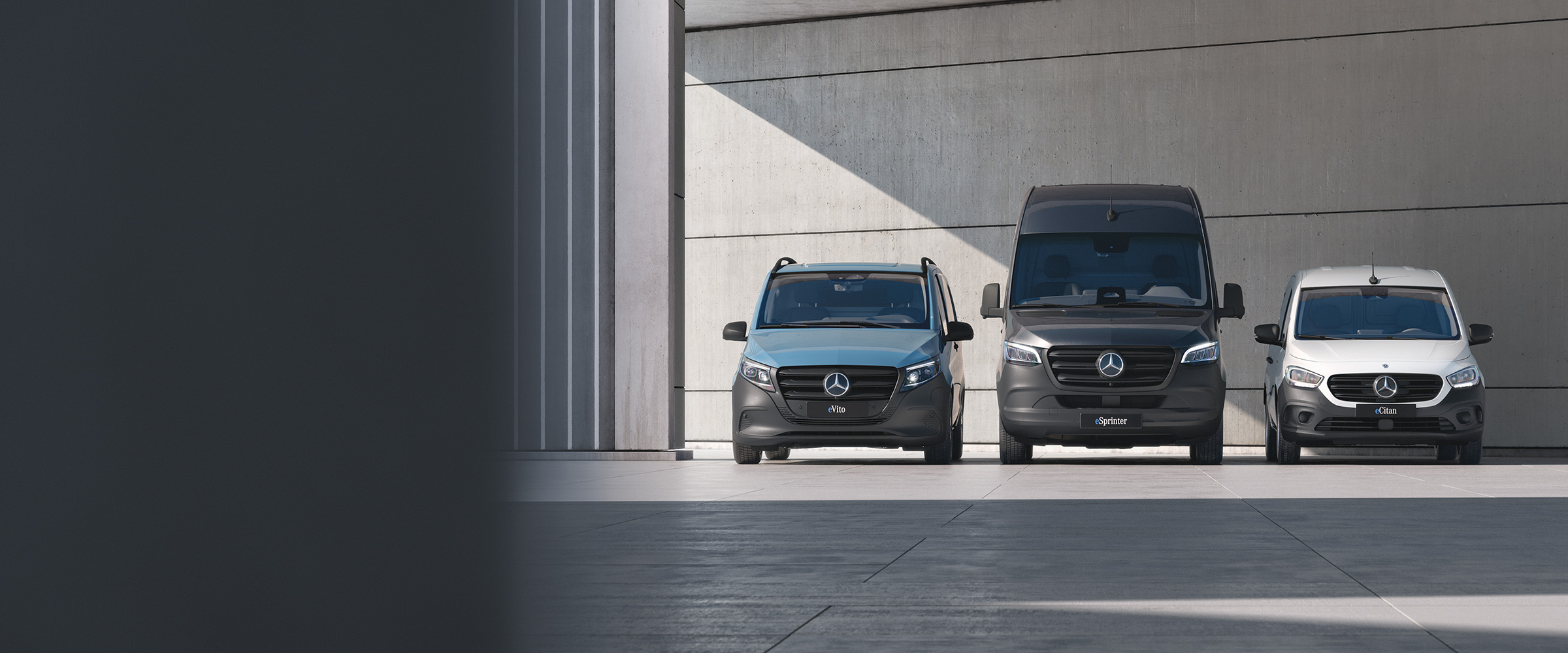 Mercedes-Benz Transporter stehen auf einem Industriegelände. Van Modelle | mercedes-benz.