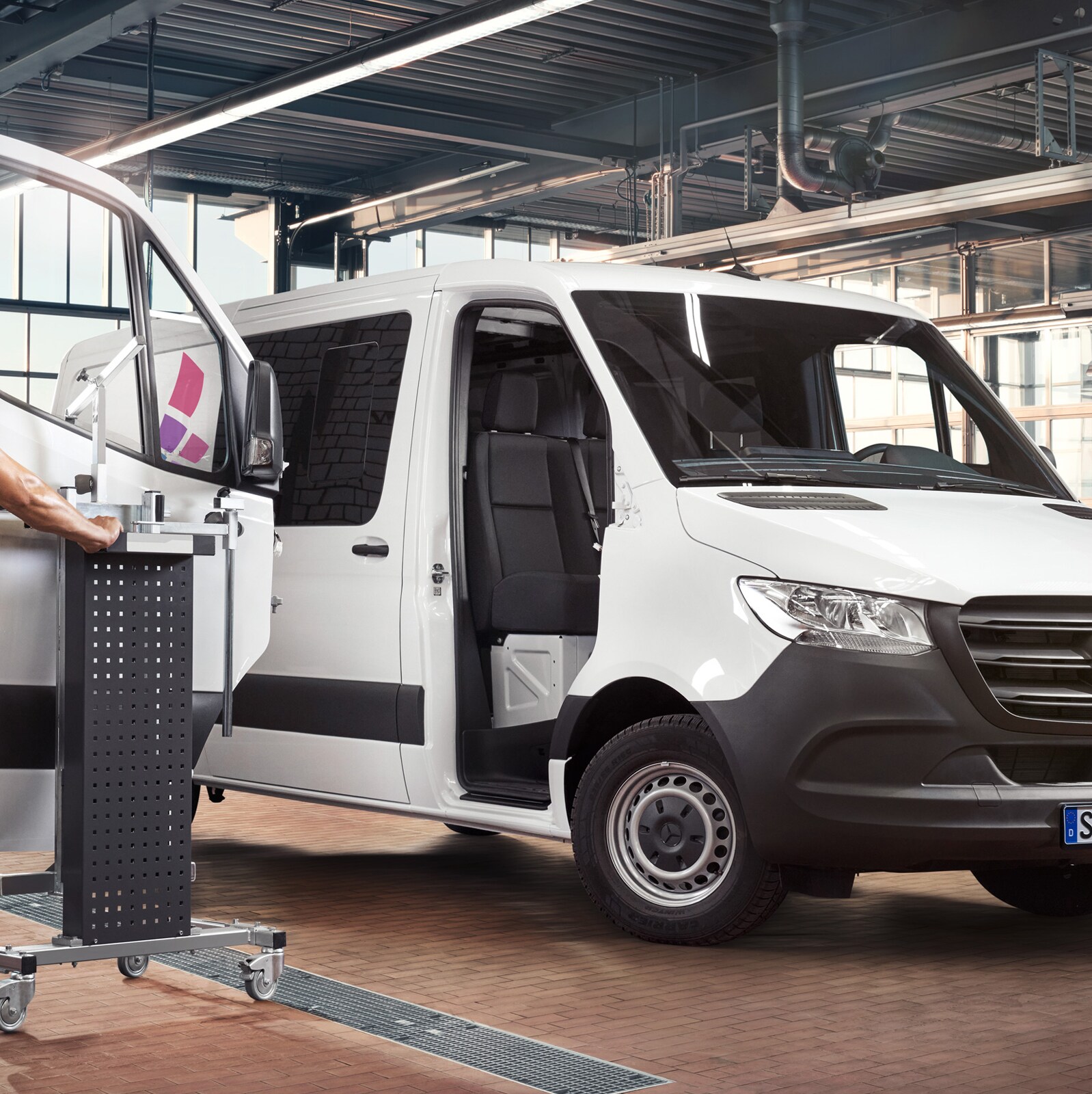 Mercedes-Benz Sprinter Transporter in einer Vertragspartner Werkstatt.