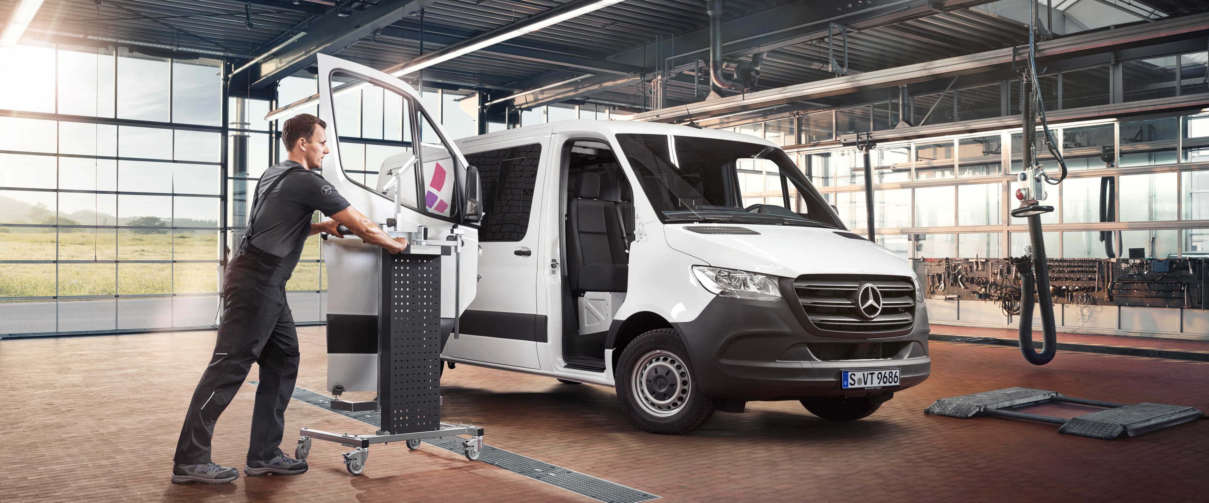 Transporter Highlights | Mercedes-Benz Mercedes-Benz Sprinter Transporter in einer Vertragspartner Werkstatt.