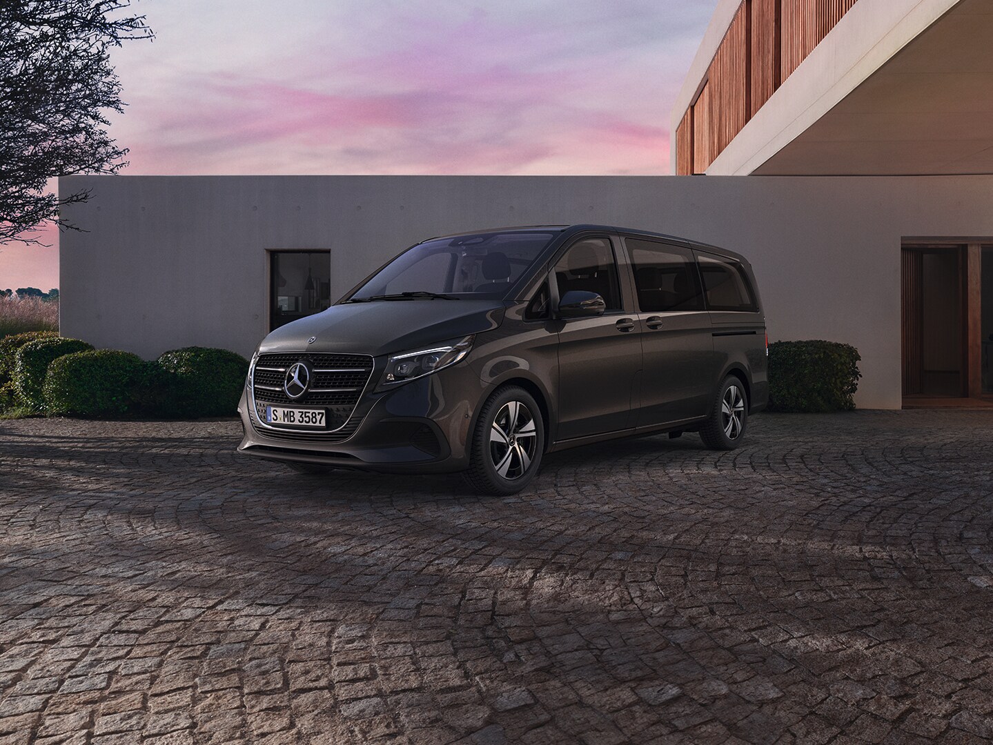 Ein blauer Mercedes-Benz Sprinter Kastenwagen, parkend vor Holzpaletten.