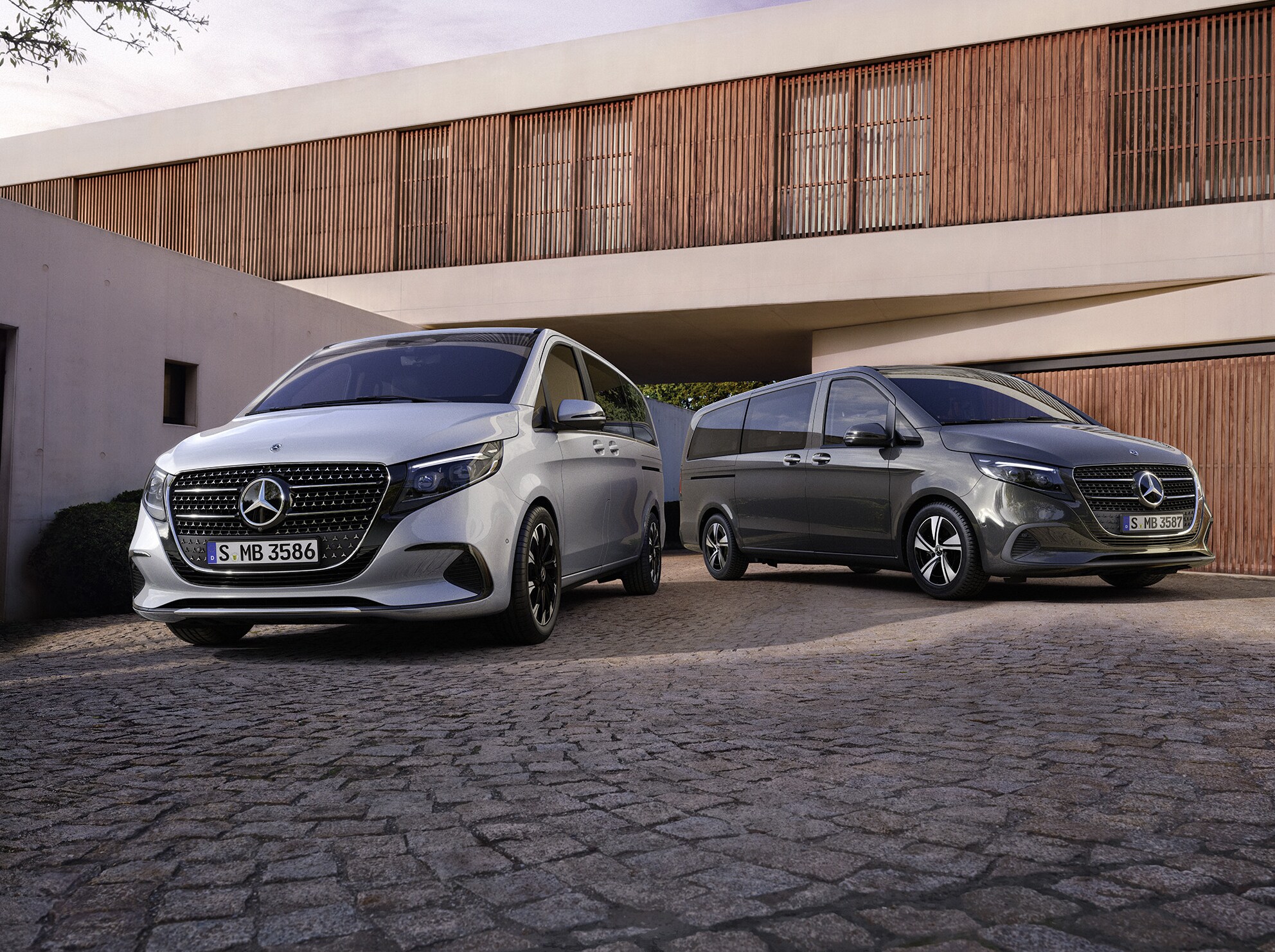 Ein blauer Mercedes-Benz Sprinter Kastenwagen, parkend vor Holzpaletten.