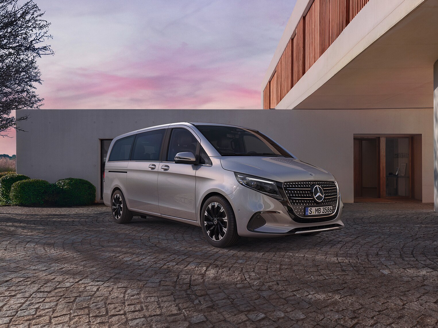 Ein blauer Mercedes-Benz Sprinter Kastenwagen, parkend vor Holzpaletten.
