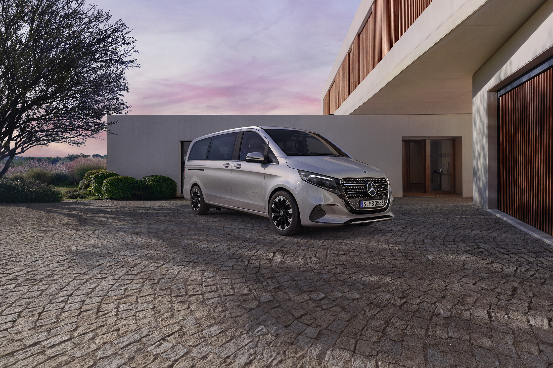 V-Klasse | Mercedes-Benz Transporter. Ein blauer Mercedes-Benz Sprinter Kastenwagen, parkend vor Holzpaletten.
