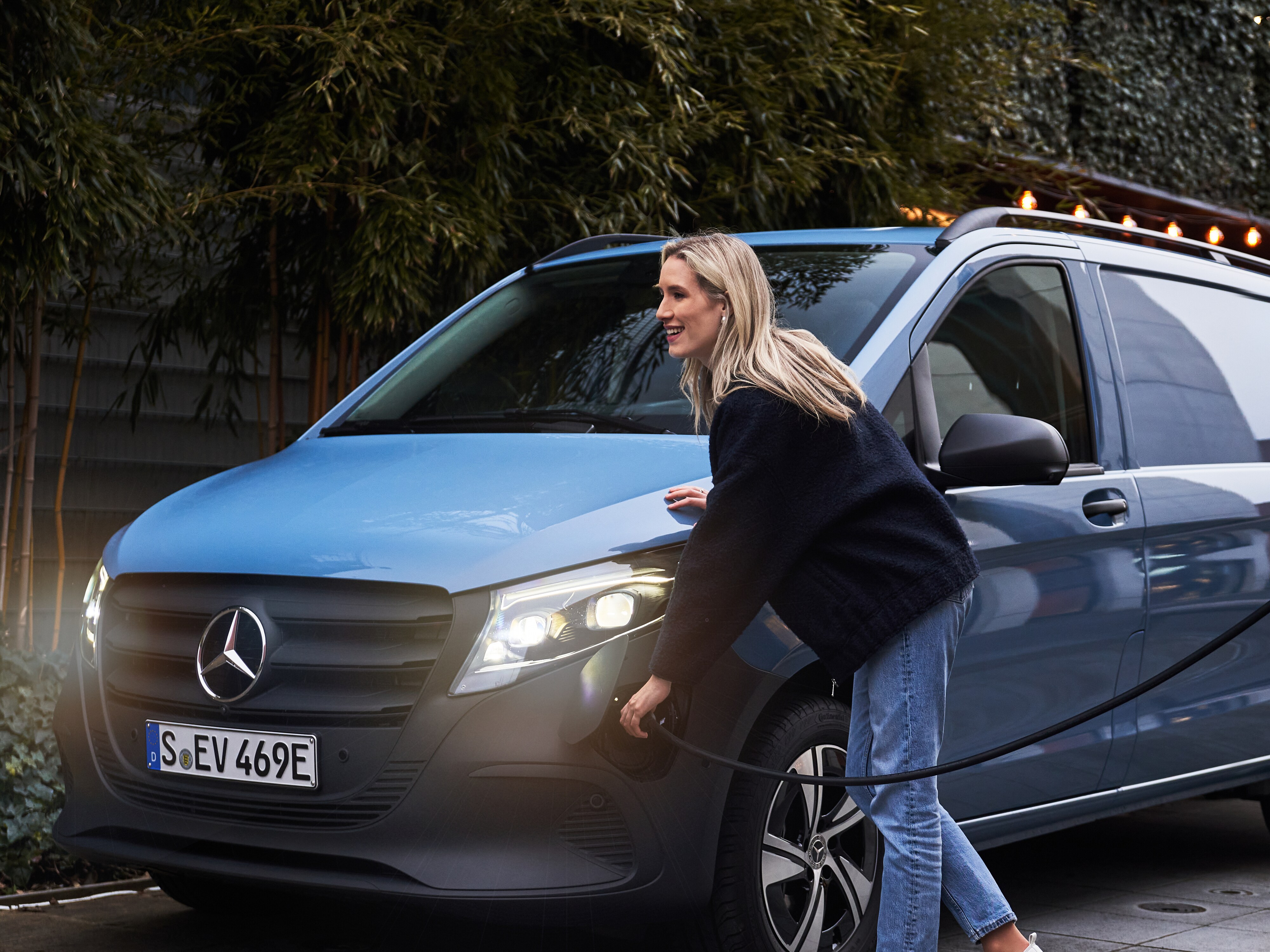 Ein vollelektrischer Van von Mercedes-Benz Van der geladen wird. 