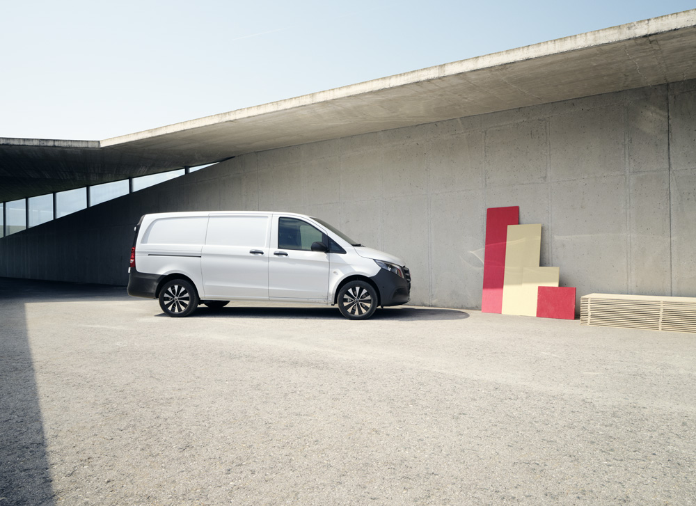 Leasingangebote | Mercedes-Benz Transporter. Ein Vito Kastenwagen auf einer sonnigen Straße.