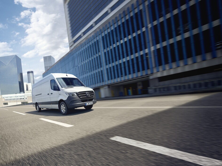 Ein eSprinter in schräger Frontalansicht.