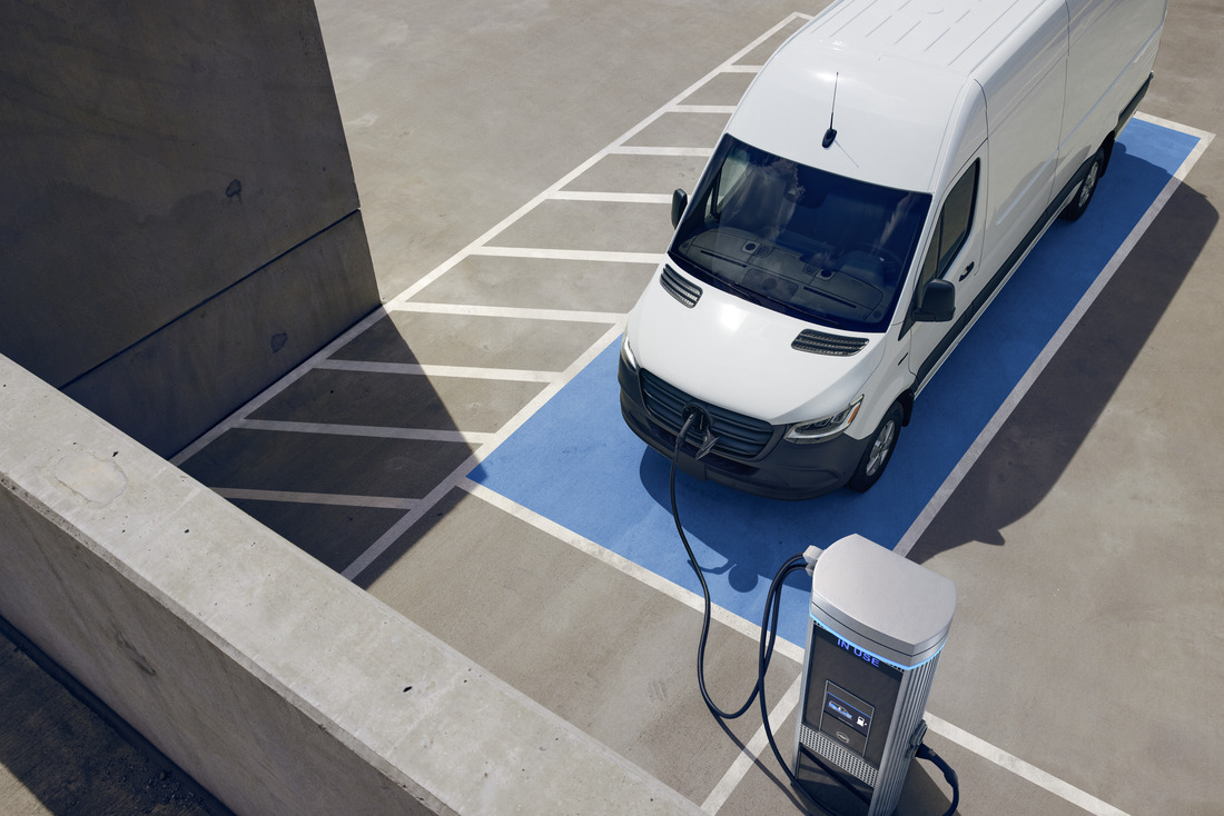 Vollelektrische Junge Sterne | Mercedes-Benz Schwarzes Icon eines eSprinter Kastenwagen auf weißem Hintergrund und blauem Ring drumherum.
