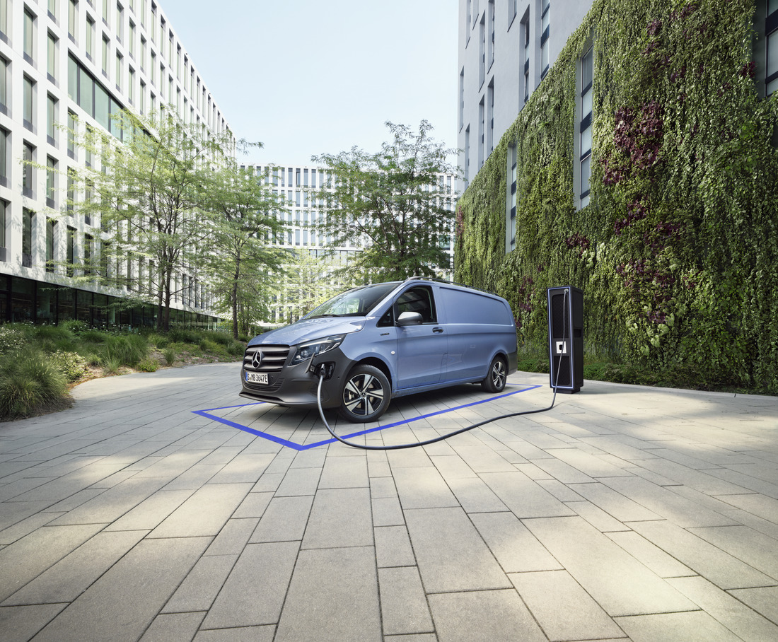 Leasingangebote | Mercedes-Benz Transporter. Ein eVito steht zwischen zwei hohen Gebäuden an einer Ladesäule.