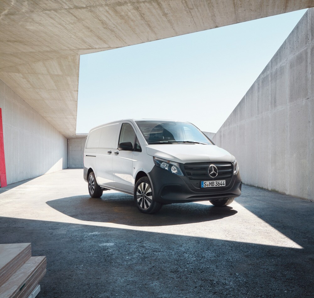 Leasingangebote | Mercedes-Benz Transporter. Ein Vito Kastenwagen auf einer sonnigen Straße.