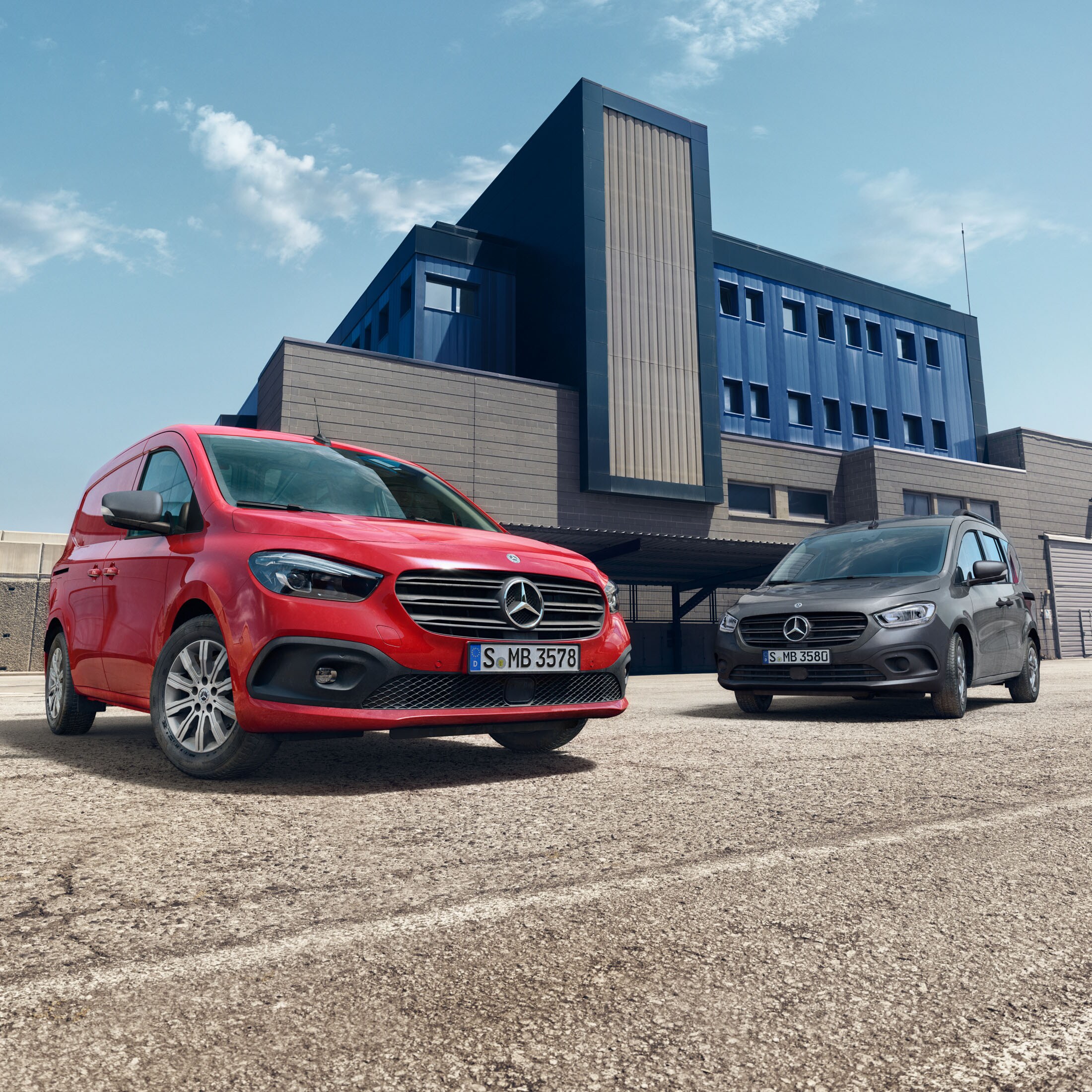 Der Mercedes-Benz eCitan und Citan parkend vor einem Bürogebäude.