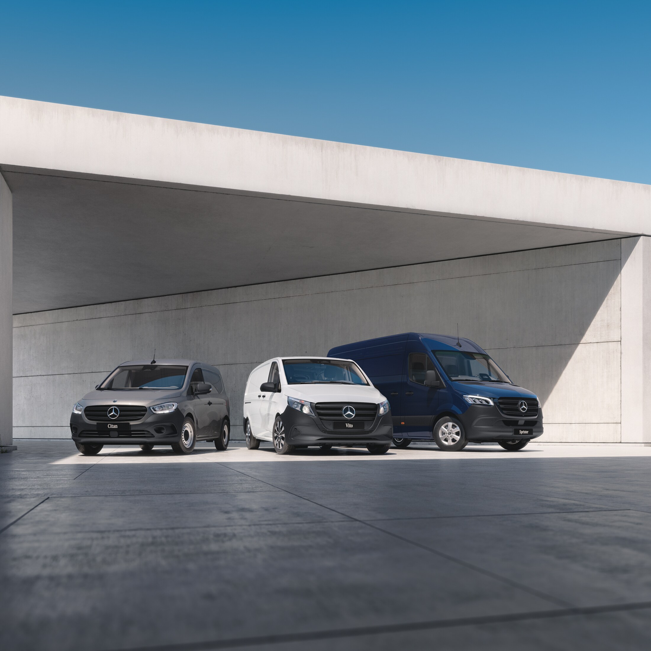 Die drei Mercedes-Benz Transporter Sprinter, Vito und Citan stehen unter einer Beton Brücke.