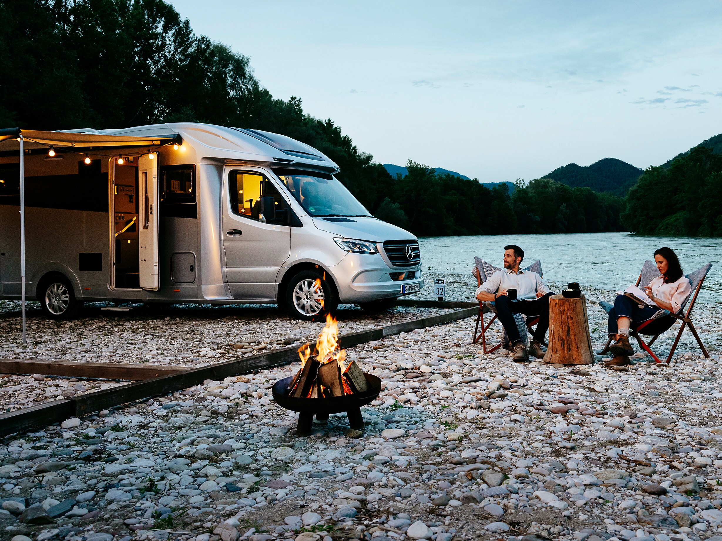 Mercedes-Benz Sprinter Wohnmobil mit Allradantrieb für verbesserte Traktion.