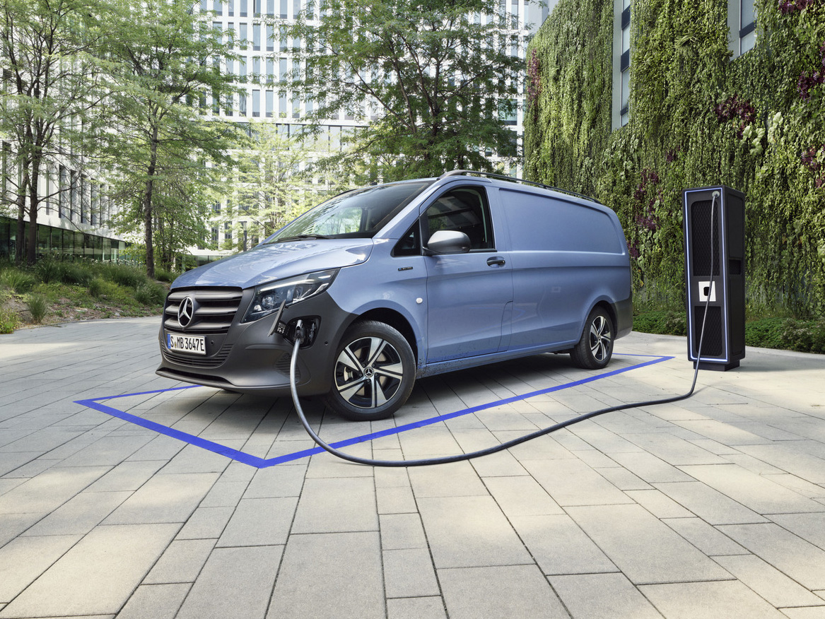 Mercedes-Benz | Tafel-Sponsoring Ein hellblauer eVito Kastenwagen läft an einer Ladesäule im Hintergrund grüne Bäume stehend.