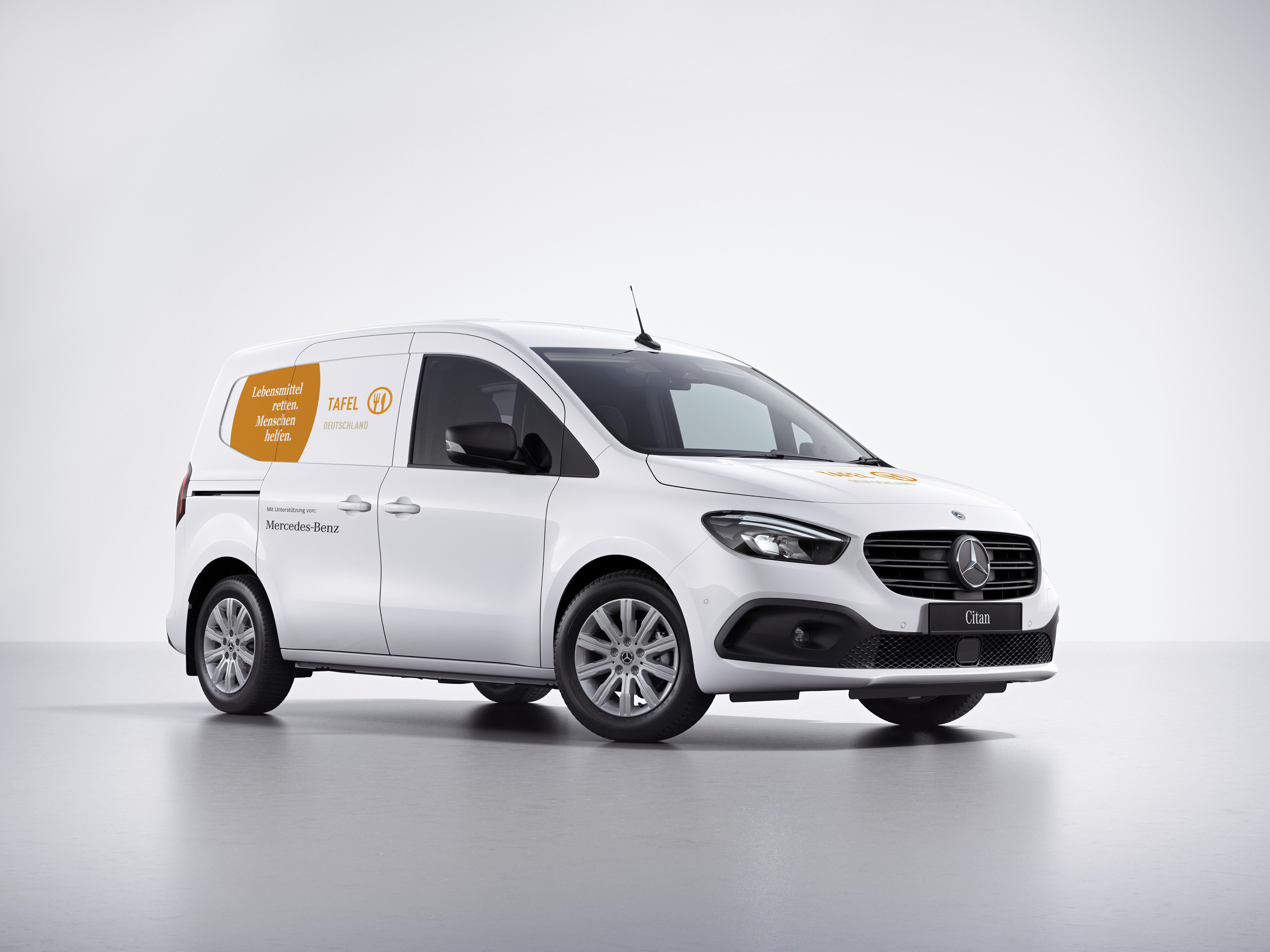 Ein weißer Mercedes-Benz Citan Kastenwagen mit Tafel Logo vor weißem Hintergrund.