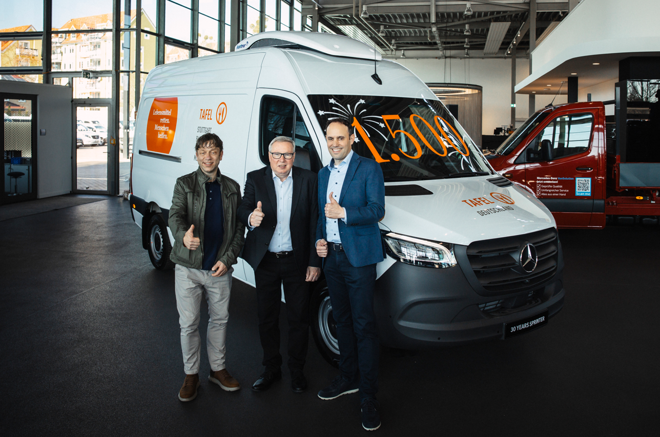 Mercedes-Benz | Tafel-Sponsoring Drei Personen stehen vor einem Mercedes-Benz Sprinter feierlich zu einer offiziellen Übergabe.