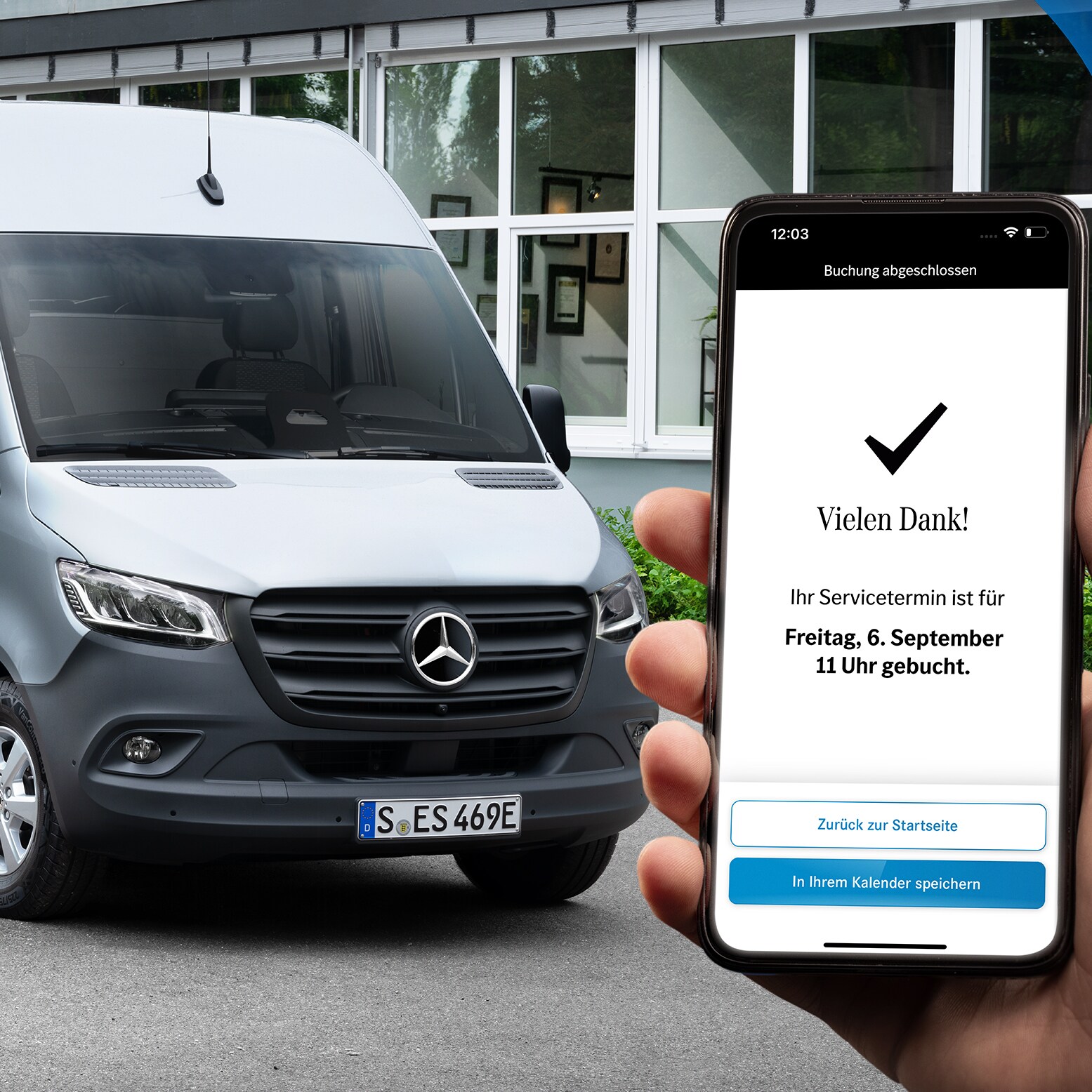 Ein grauer Mercedes-Benz Sprinter Transporter vor einem Bürogebäude mit einer Hand, die ein Smartphone hält im Vordergrund.