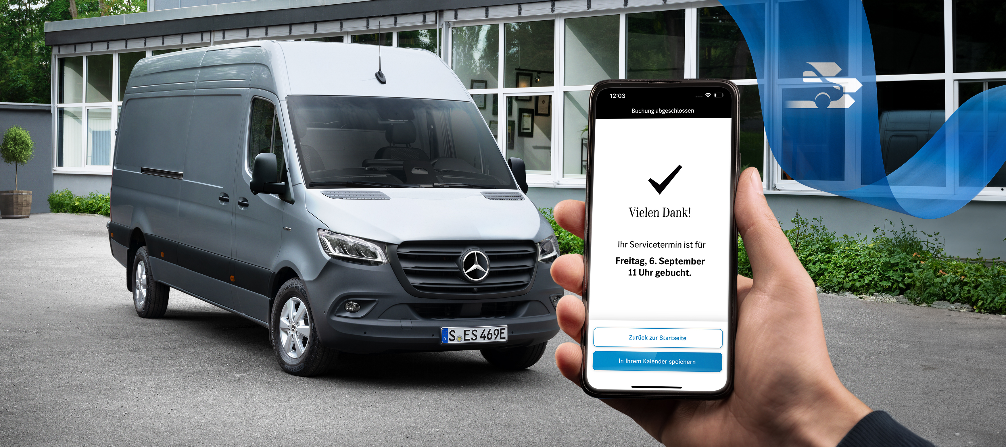 Mercedes-Benz | Komfort | Online-Terminbuchung Ein grauer Mercedes-Benz Sprinter Transporter vor einem Bürogebäude mit einer Hand, die ein Smartphone hält im Vordergrund.