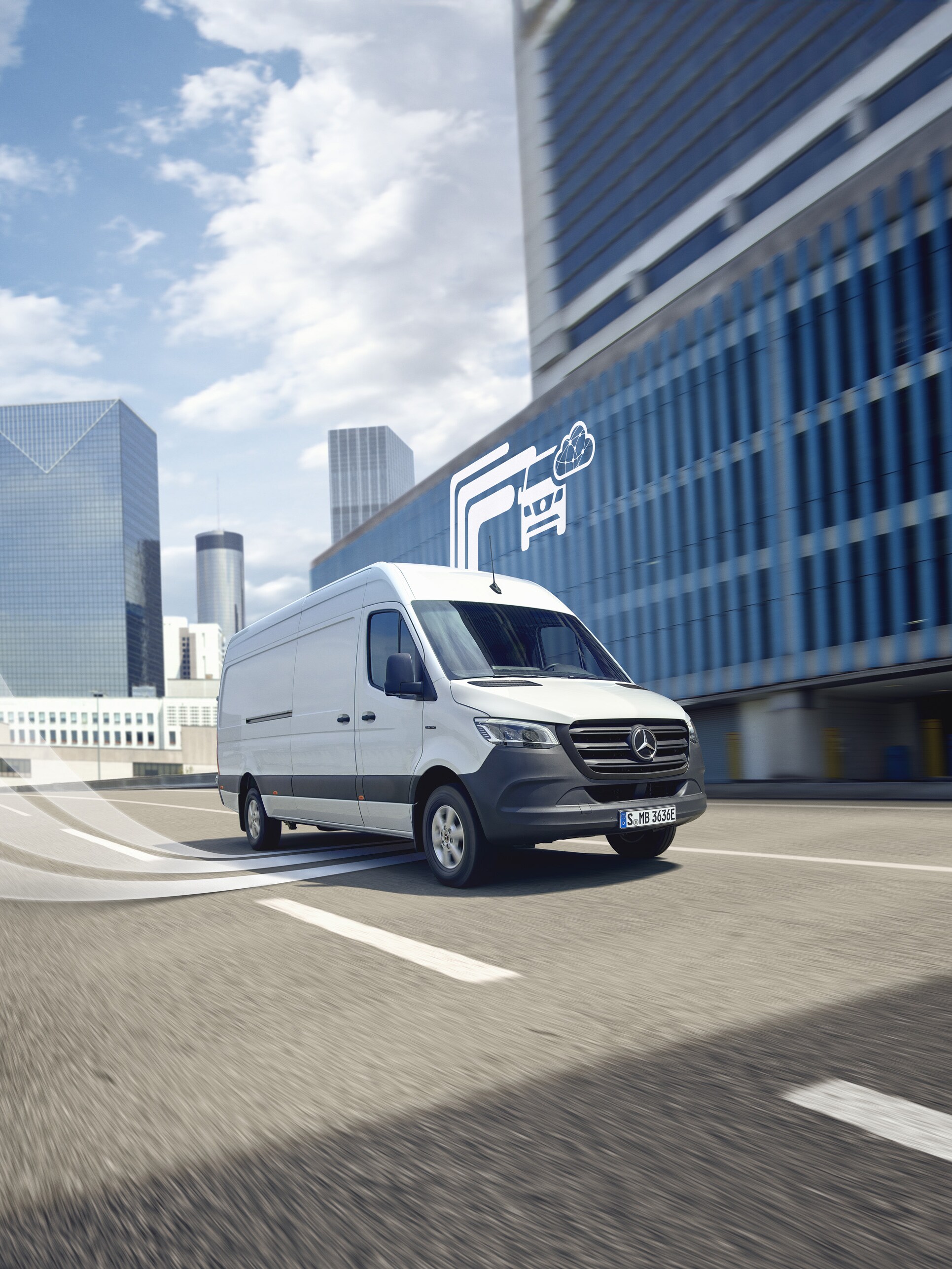 Mercedes-Benz Transporter auf der Fahrt durch die Stadt, vernetzt für optimale Mercedes-Benz Betriebszeit und Fahrzeugüberwachung.