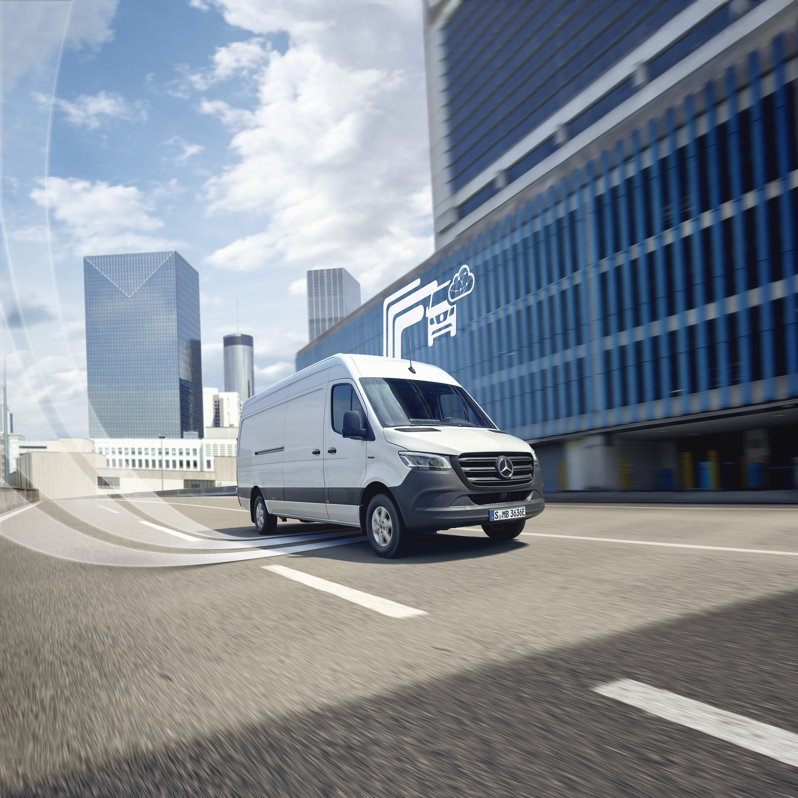 Van Uptime Monitor | Mercedes-Benz Transporter. Mercedes-Benz Transporter auf der Fahrt durch die Stadt, vernetzt für optimale Mercedes-Benz Betriebszeit und Fahrzeugüberwachung.