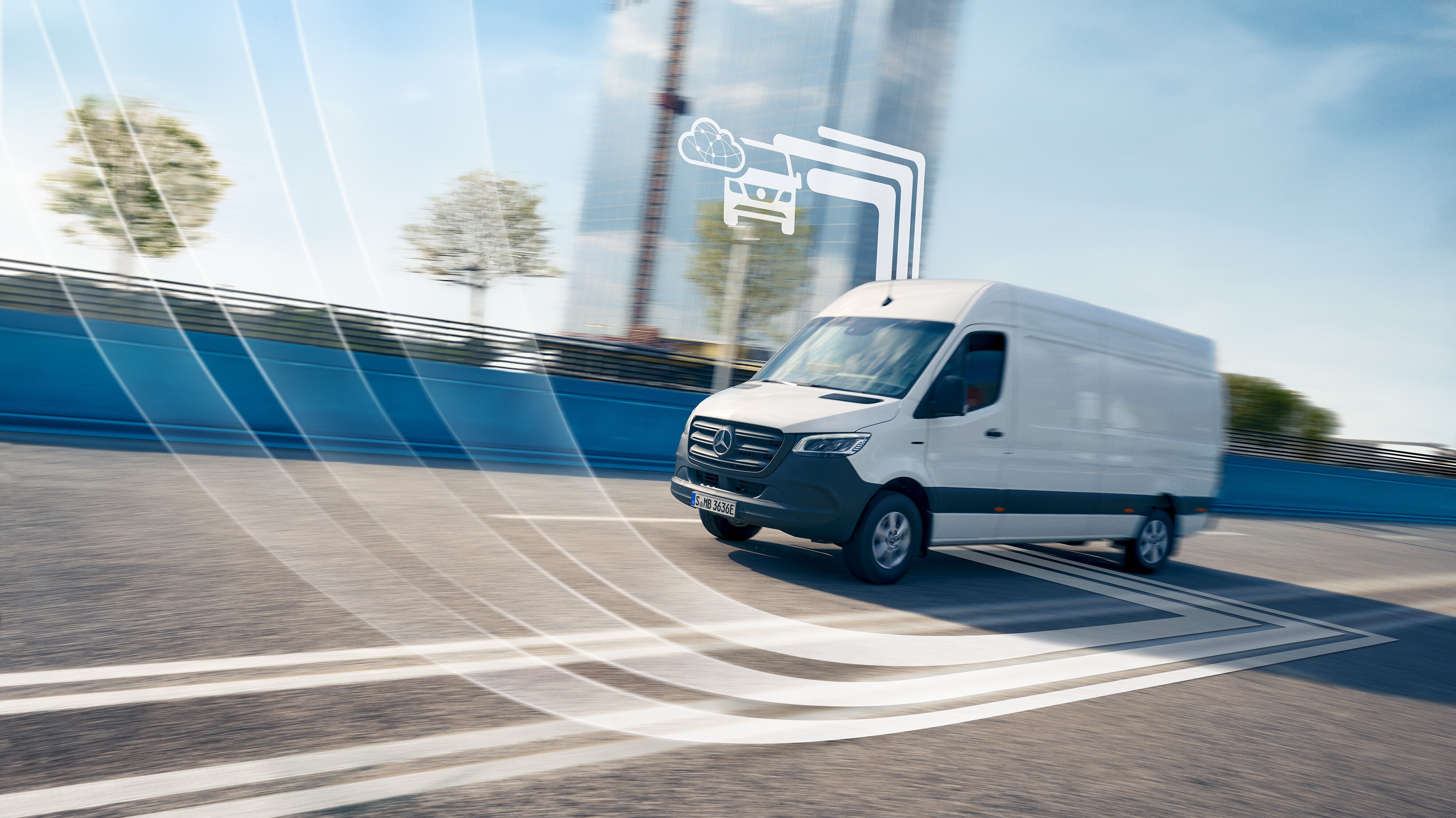 Ein weißer Mercedes-Benz Sprinter, seitliche Frontansicht mit mit weißen Schwunglinien und einem Icon.