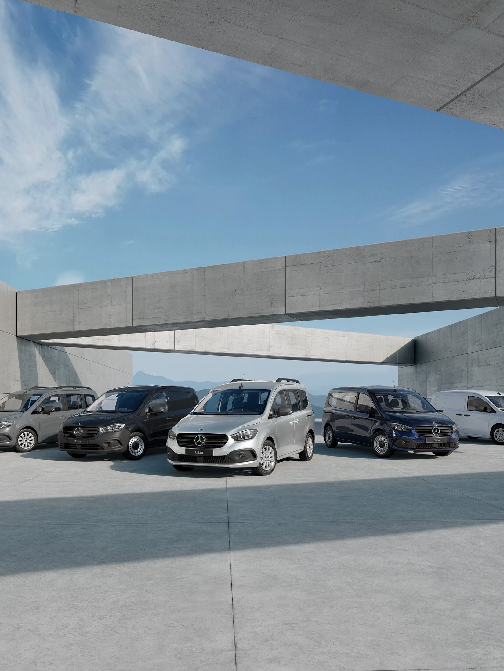 Ein Mann schaut auf sein Handy.