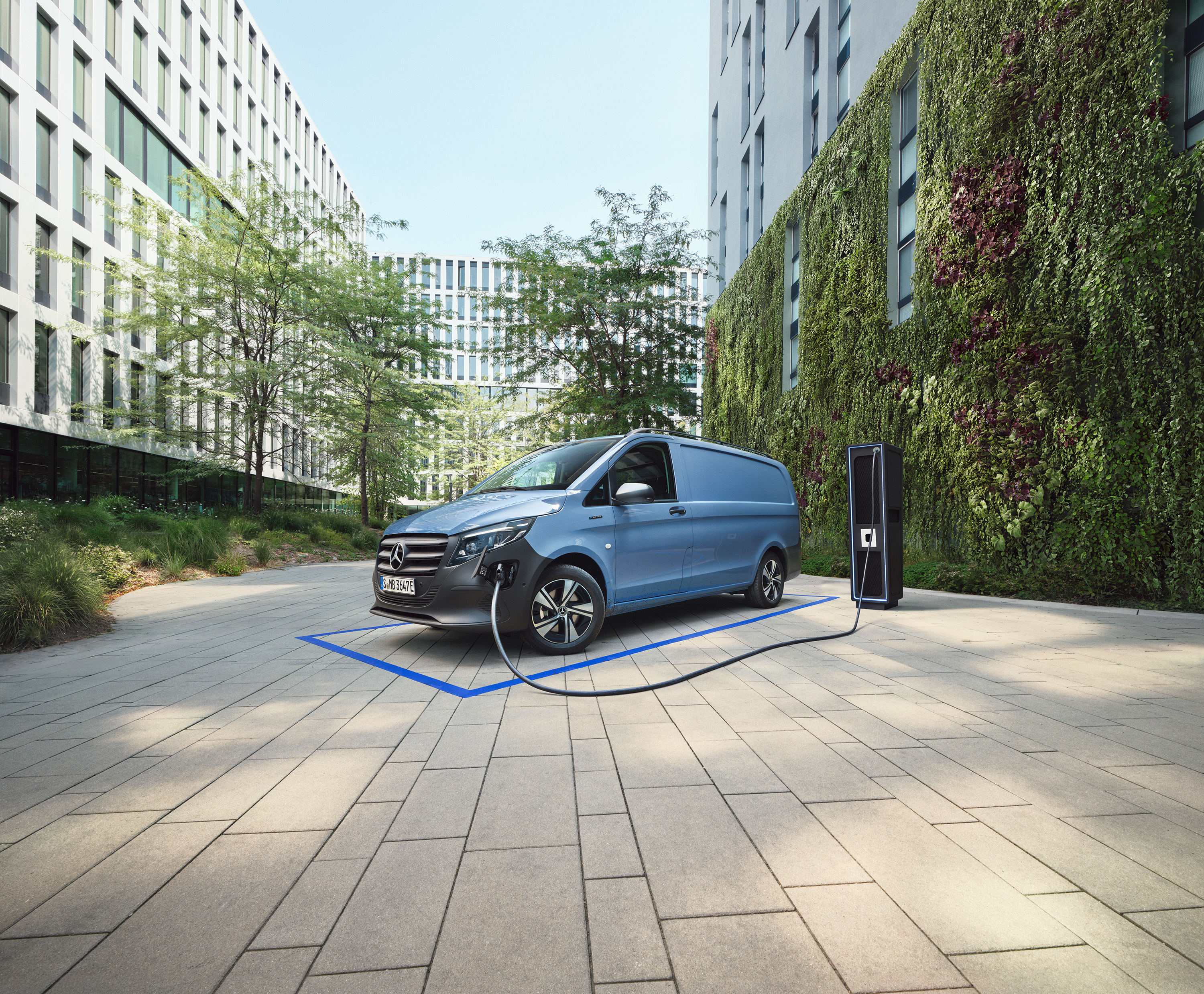 E-Mobilität | Digitale Extras | Mercedes-Benz Ein vollelektrischer Transporter von Mercedes-Benz steht an einer Ladesäule.