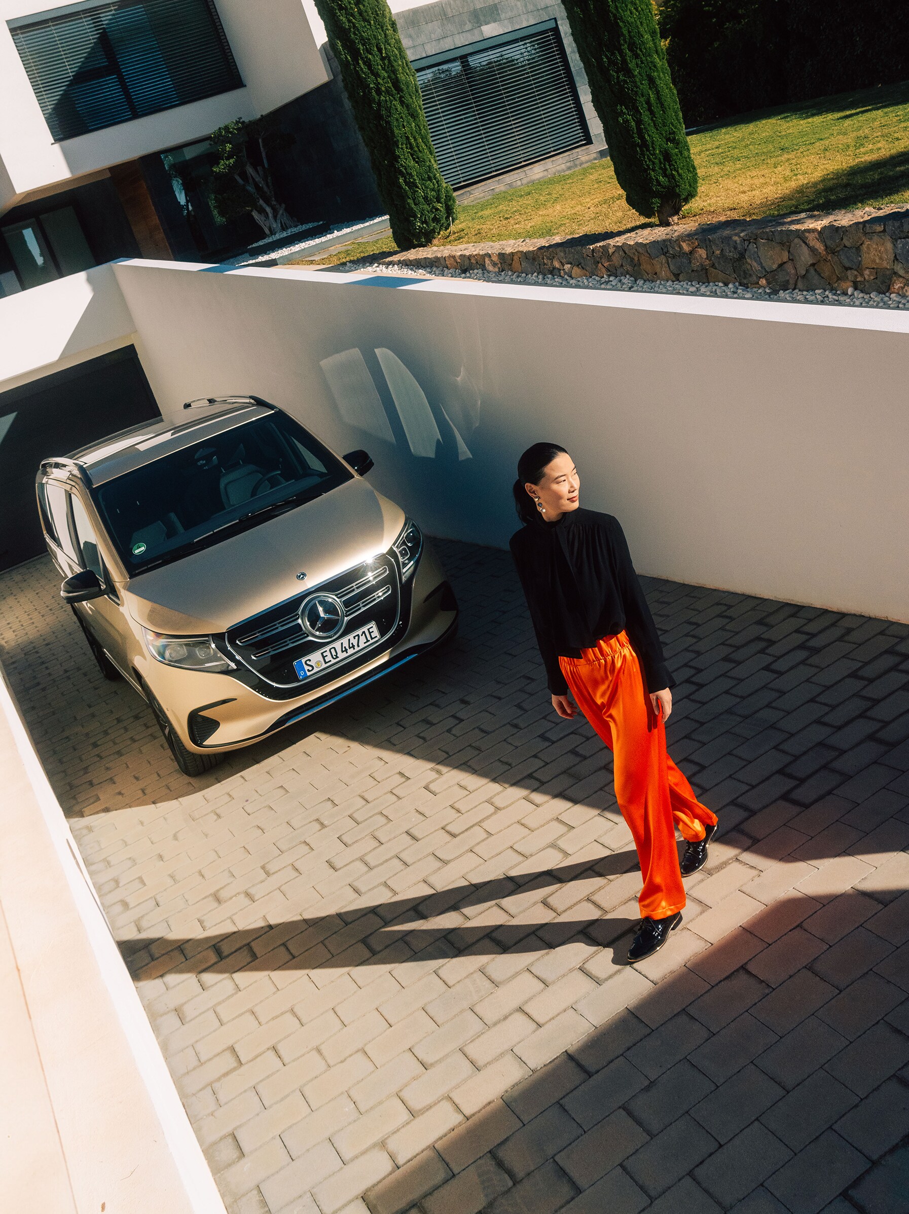 Eine Person vor einem Mercedes-Benz Vito, der vor einer Tiefgarage parkt.