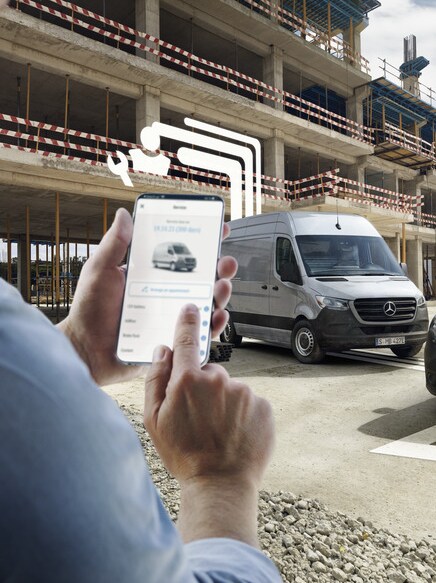 Eine Transporterflotte mit Fahrzeugen von Mercedes-Benz.