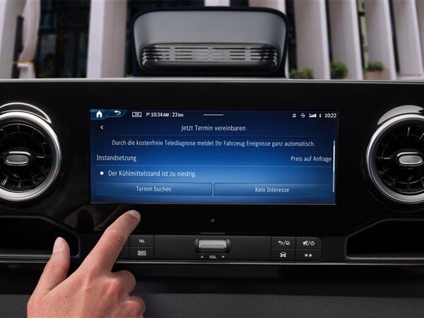 Touchscreen im Mercedes zeigt Mercedes Benz Diagnose mit Hinweis auf niedrigen Kühlmittelstand.