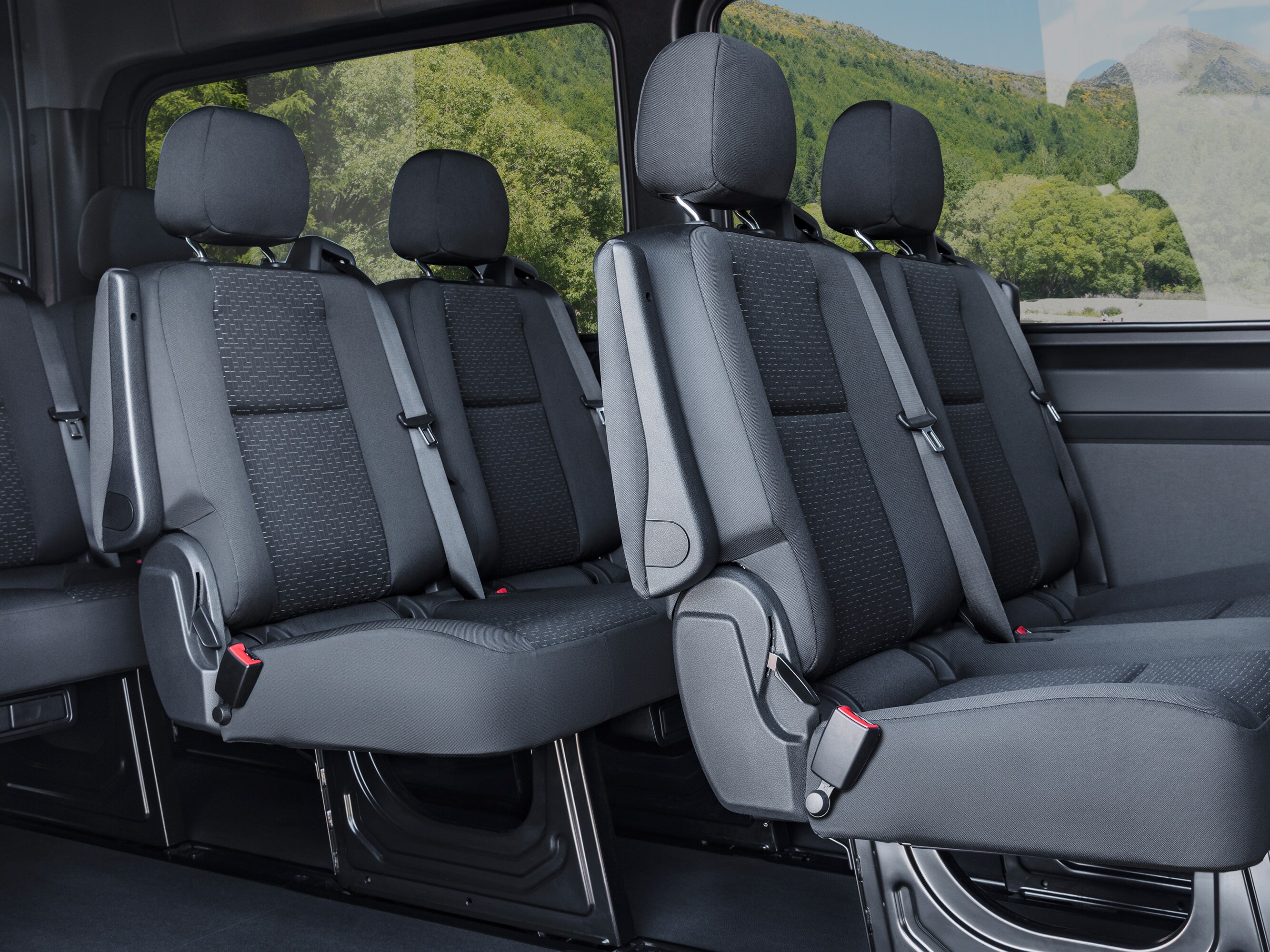 Sitzreihen innerhalb eines Mercedes-Benz Transporters