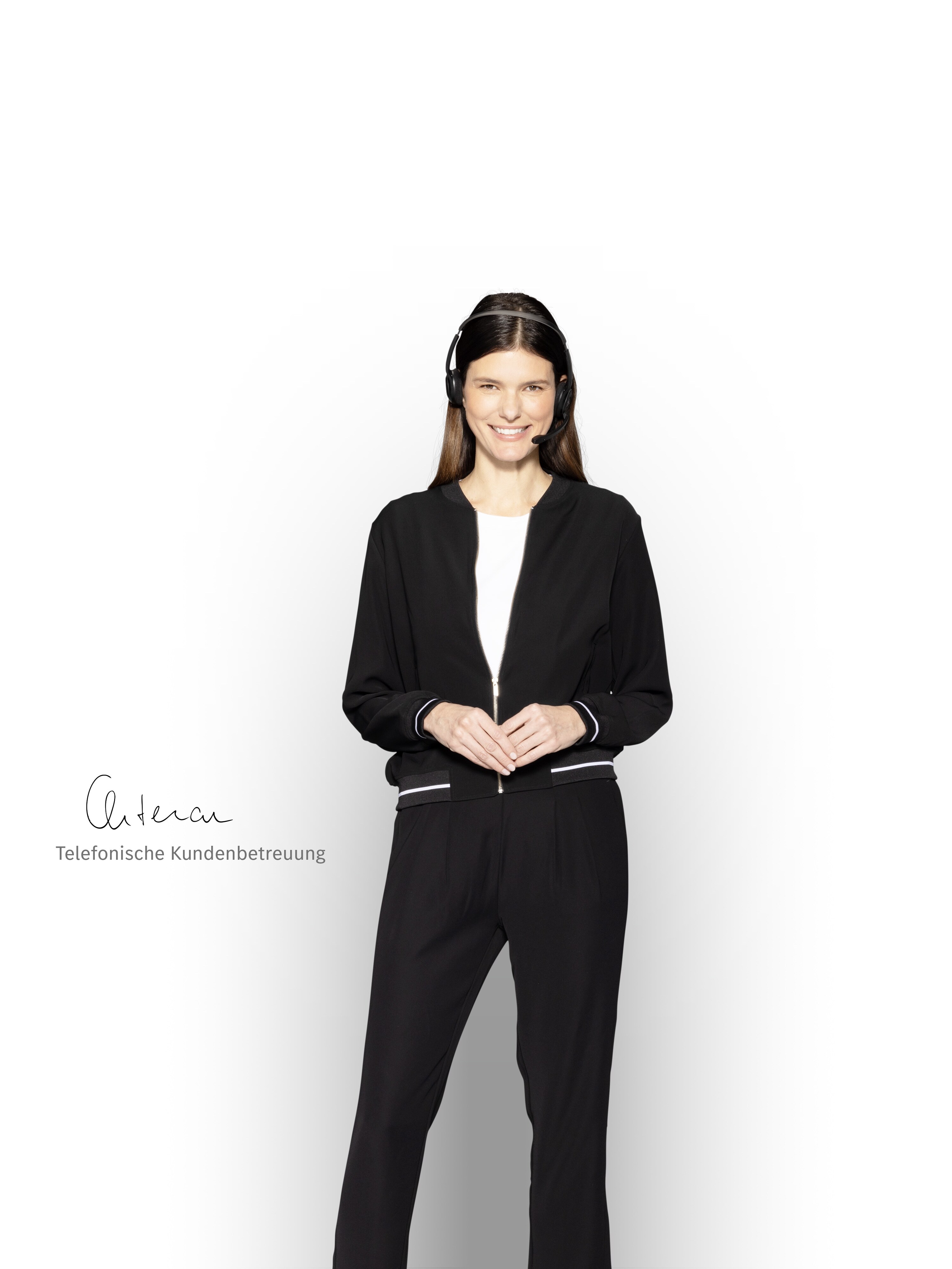 Call Center Mitarbeiter mit Headset informiert über den Mercedes-Benz Van Uptime Monitor.