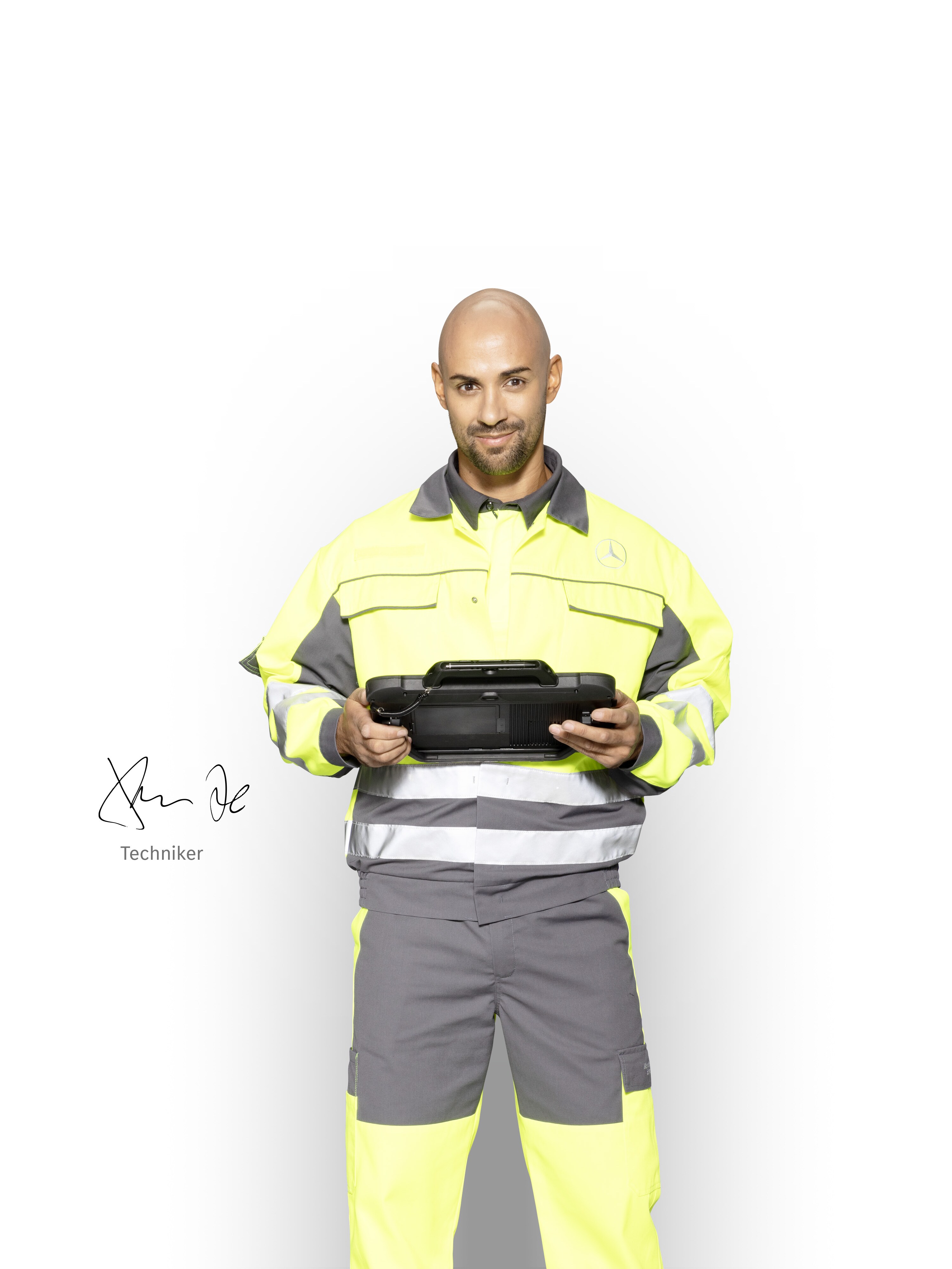 Mercedes-Benz Servicetechniker mit einem Tablet, bereit, die Mobilitätsgarantieleistungen für Ihren Transporter zu prüfen
