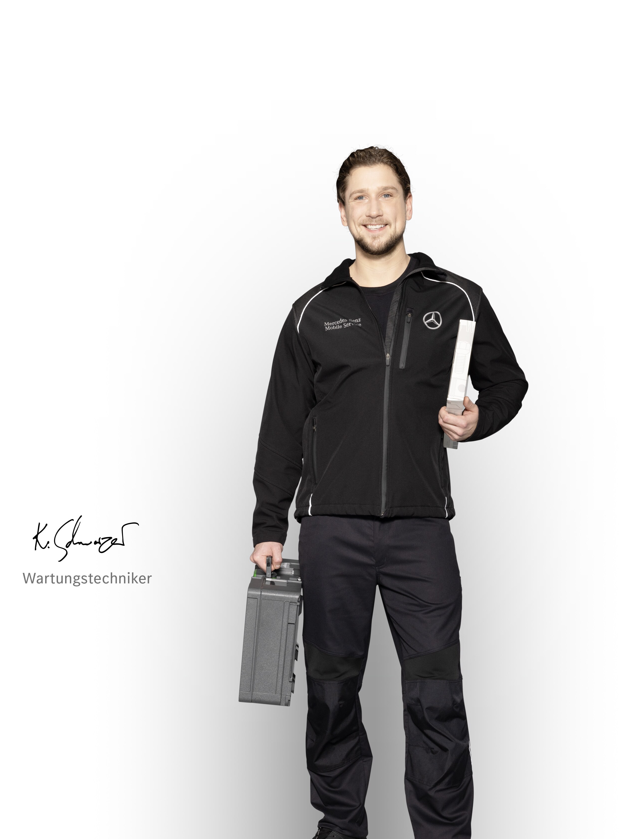 Ein Wartungstechniker vom Mercedes-Benz Mobile Service mit Werkzeugkoffer vor weißem Grund.