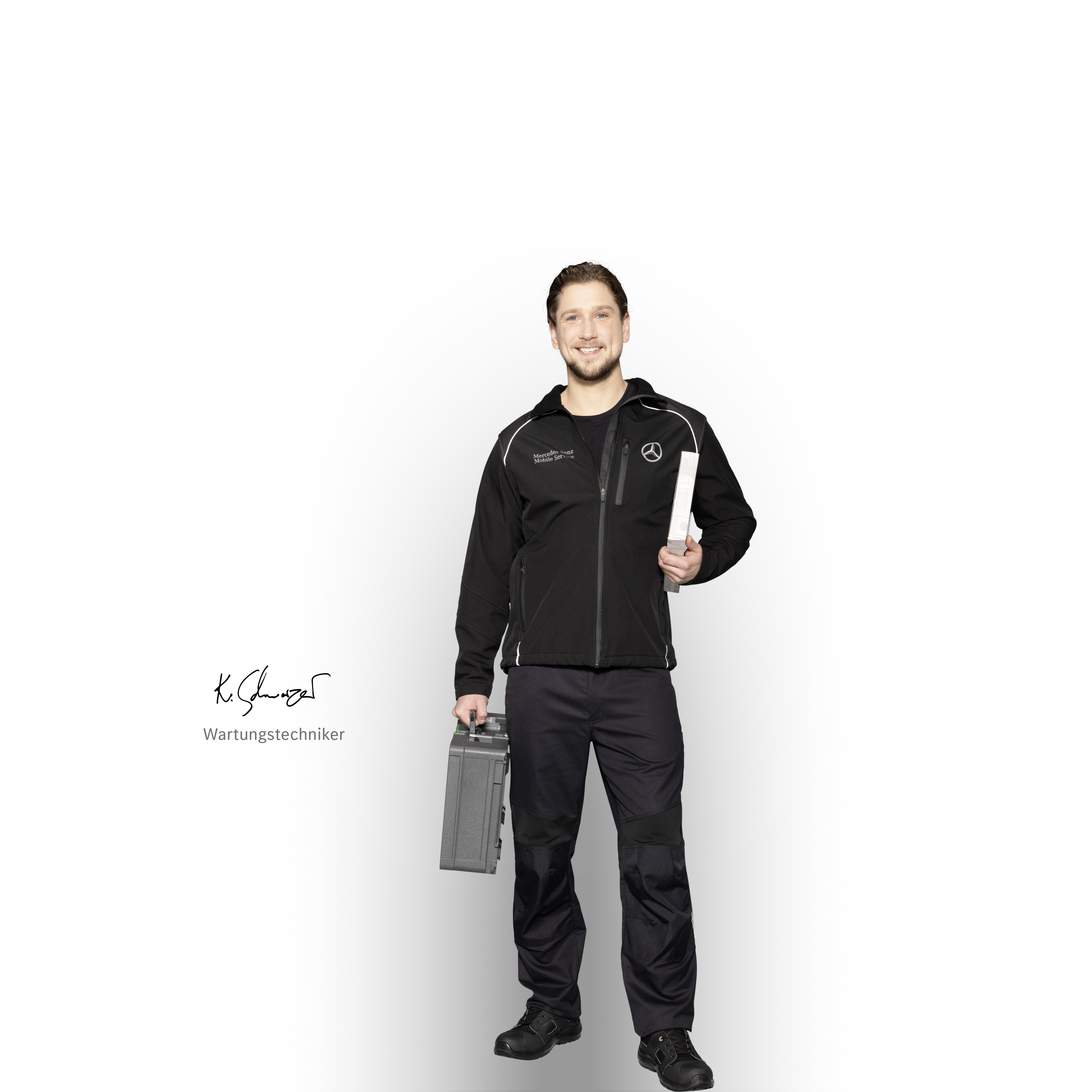 Mercedes-Benz | Transporter Service Ein Wartungstechniker vom Mercedes-Benz Mobile Service mit Werkzeugkoffer vor weißem Grund.