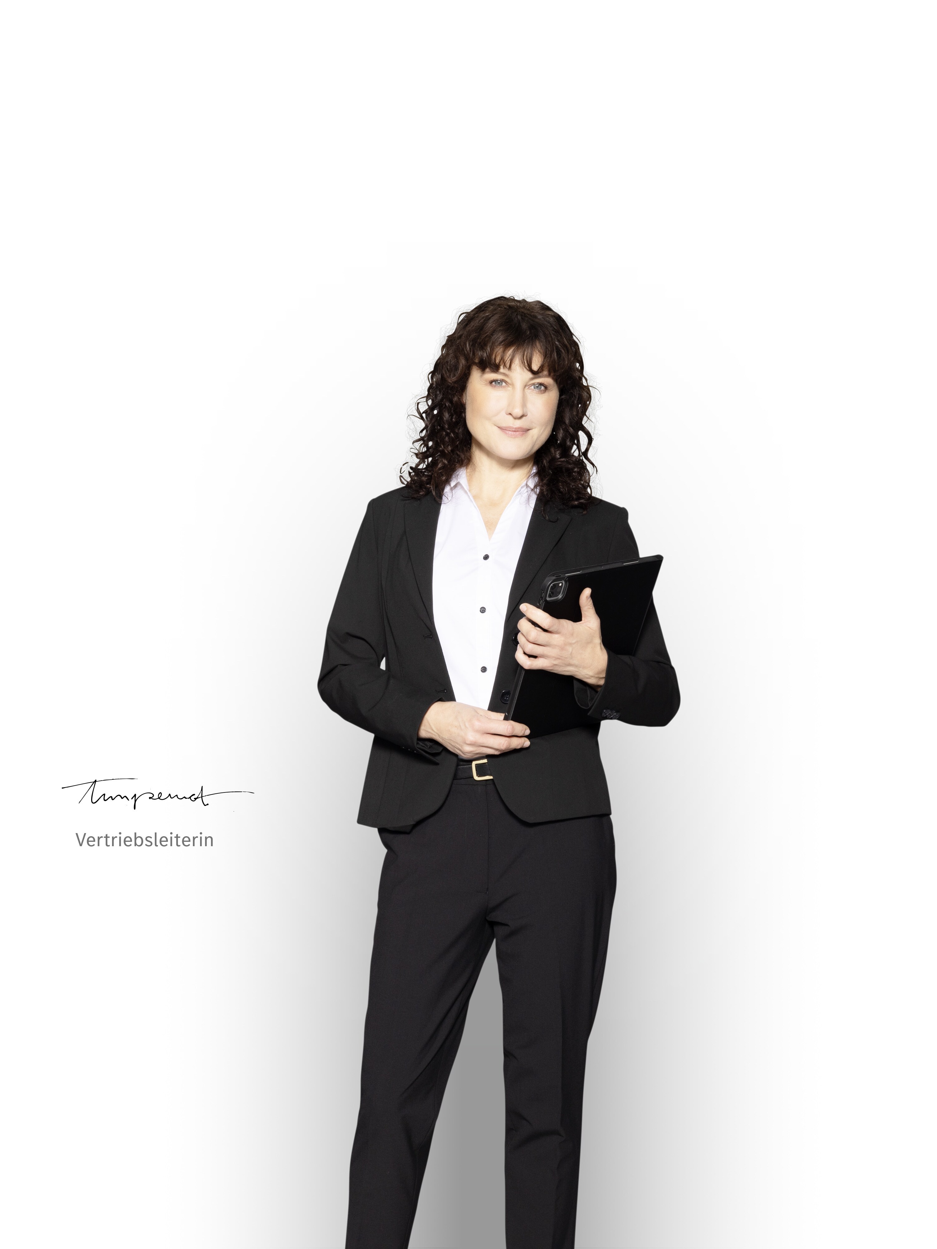 Mercedes-Benz Verkaufsleiter mit Tablet in der Hand, um über die Neufahrzeuggarantie zu informieren.